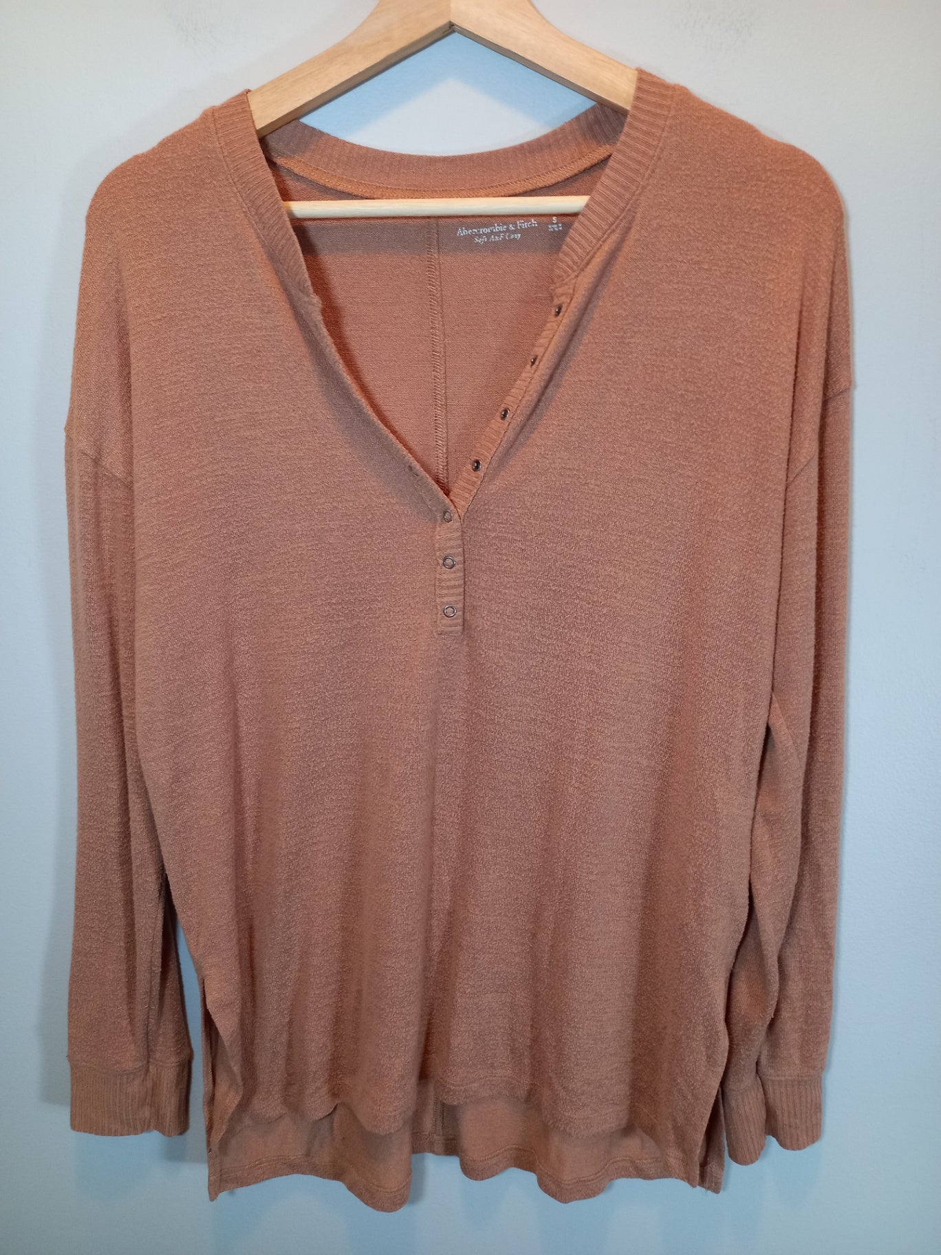 Abercrombie & Fitch tan long-sleeve - Small