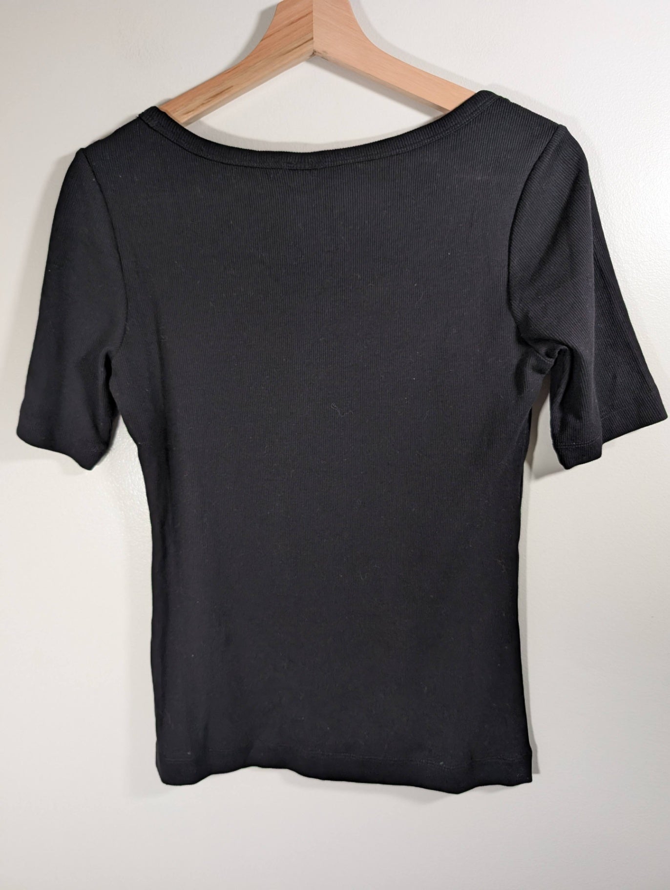 No label black tee - appears small