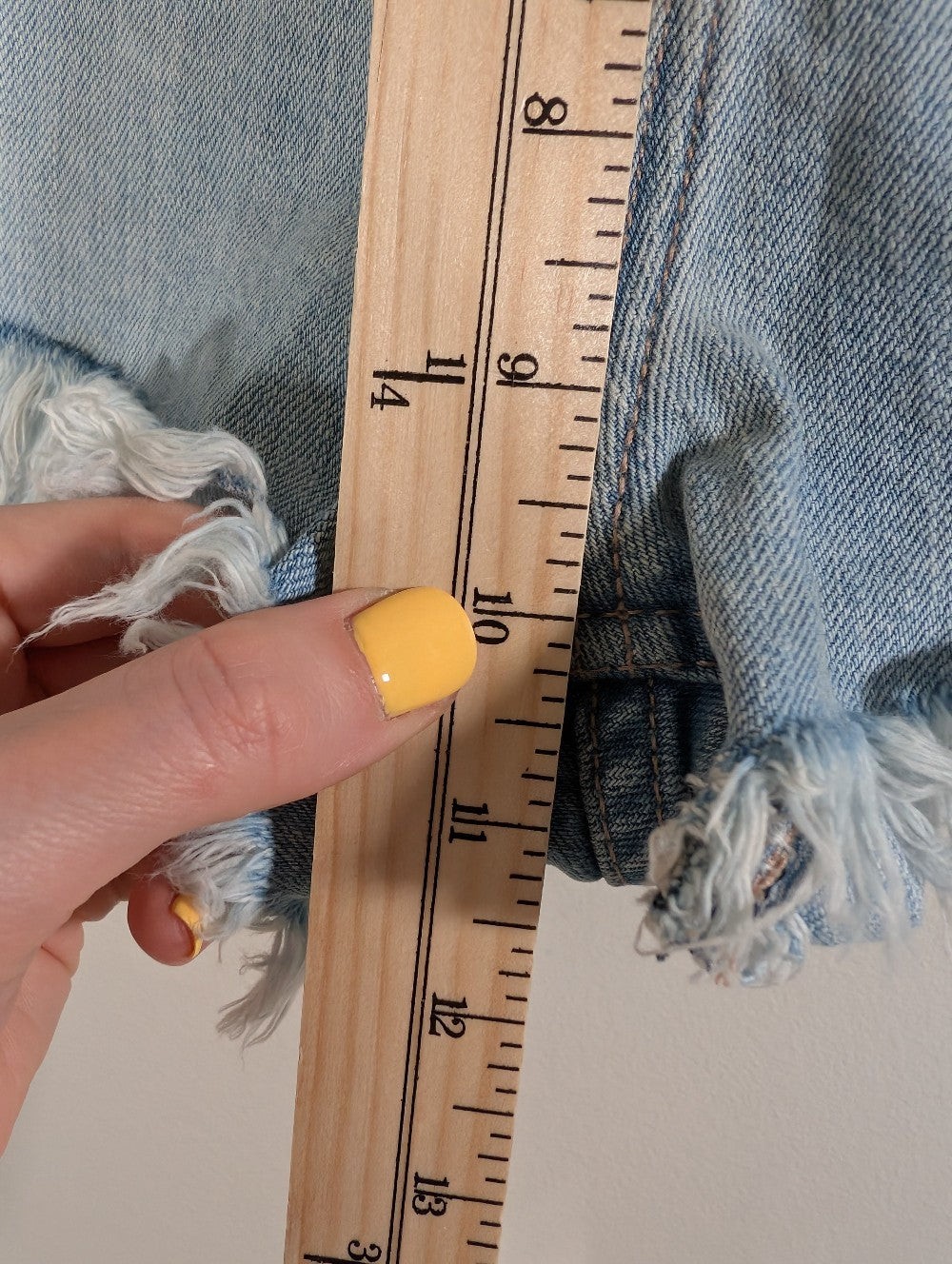 Divided H&M jean shorts - SZ 6 (Minor Flaw)