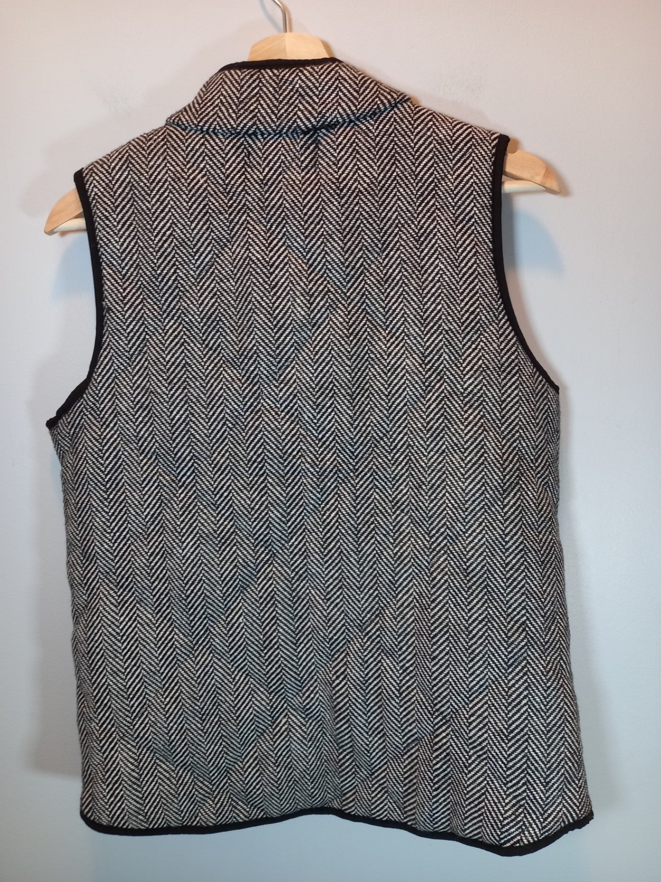 Care Black & White Vest Looks to be a Medium