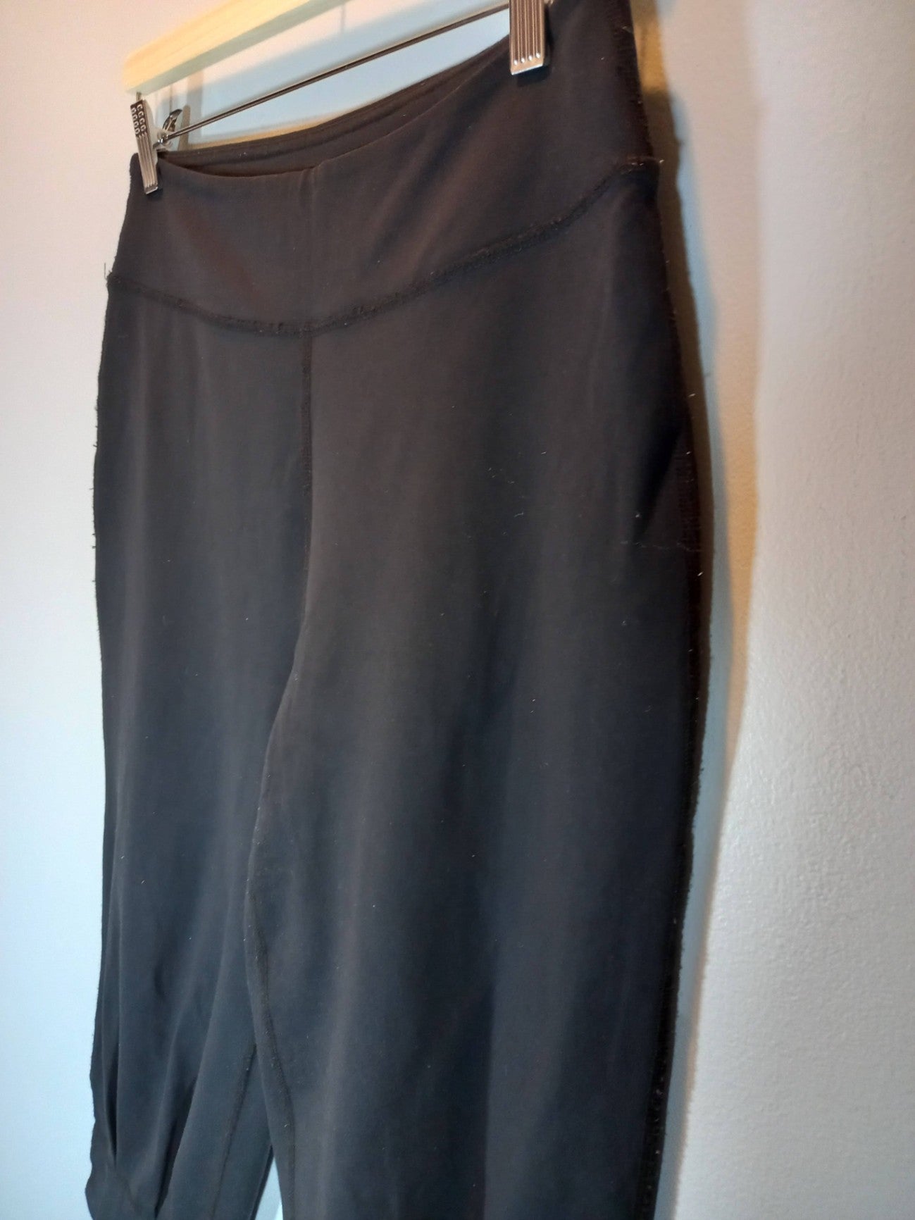 One Tooth Black Capri Leggings Sz L