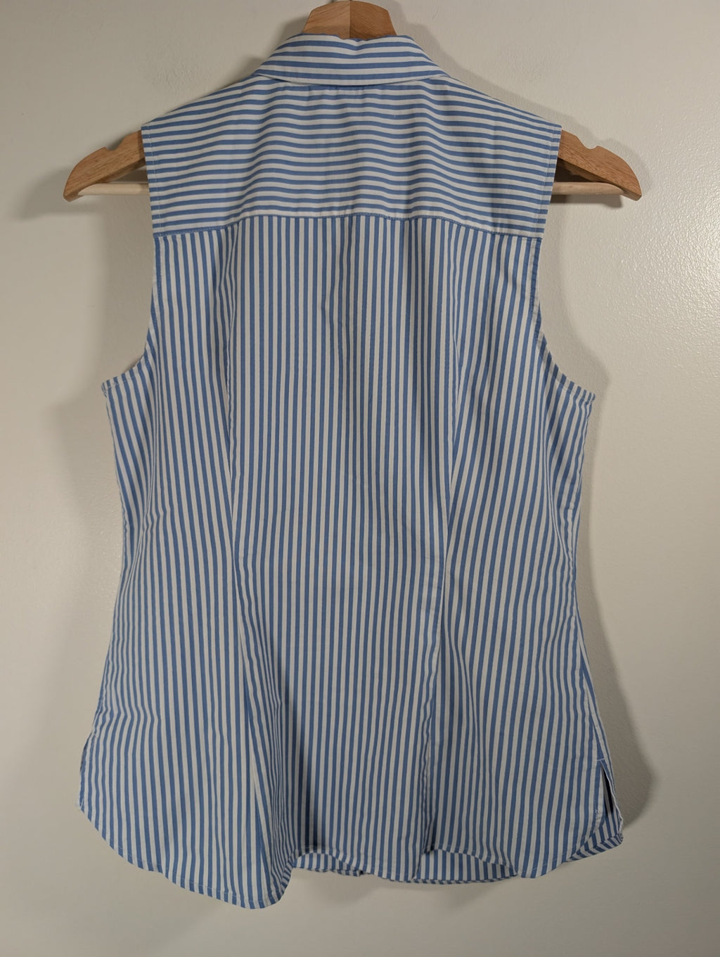 Reitmans striped sleeveless blouse - Small