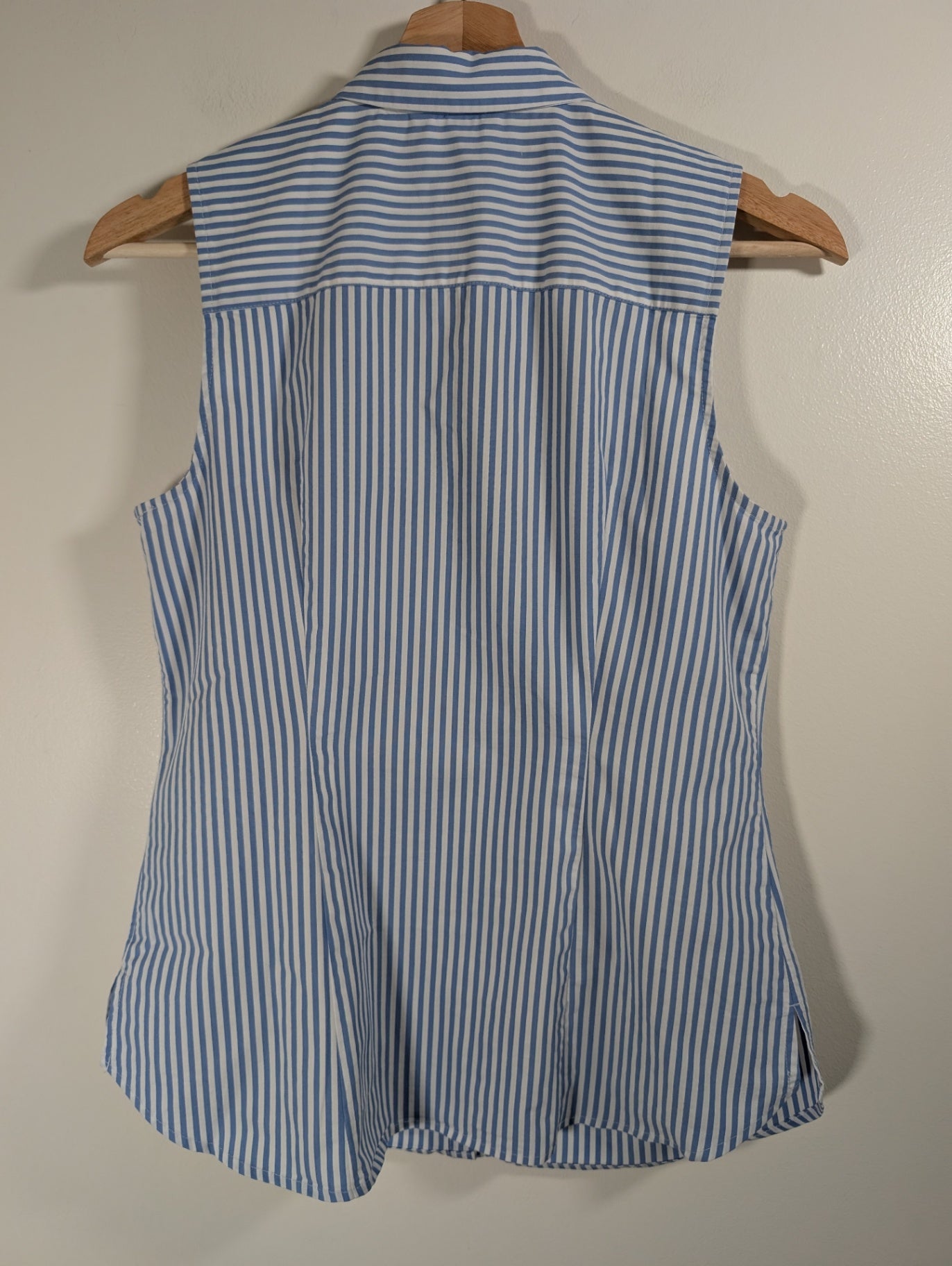 Reitmans striped sleeveless blouse - Small