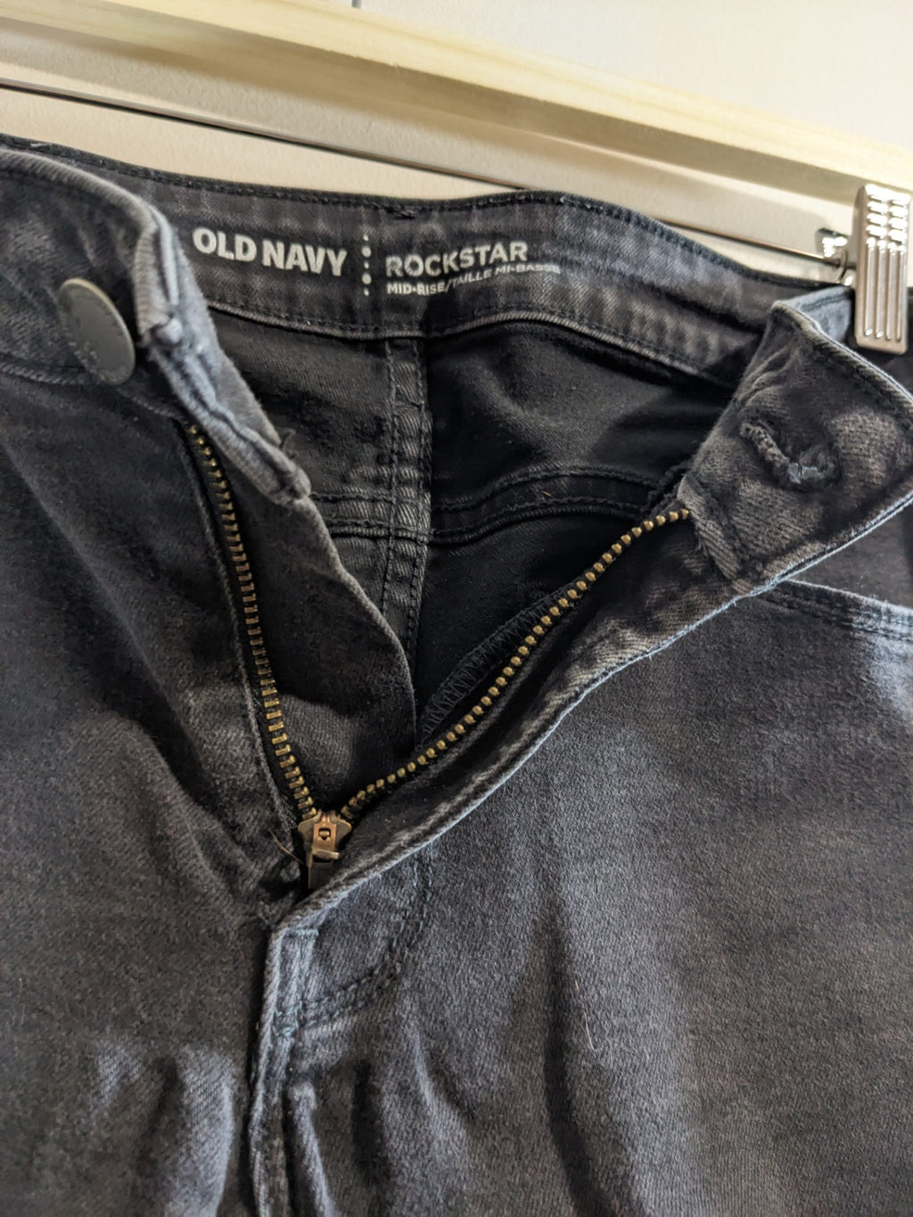 Old Navy distressed rockstar mid-rise jeans - SZ 8