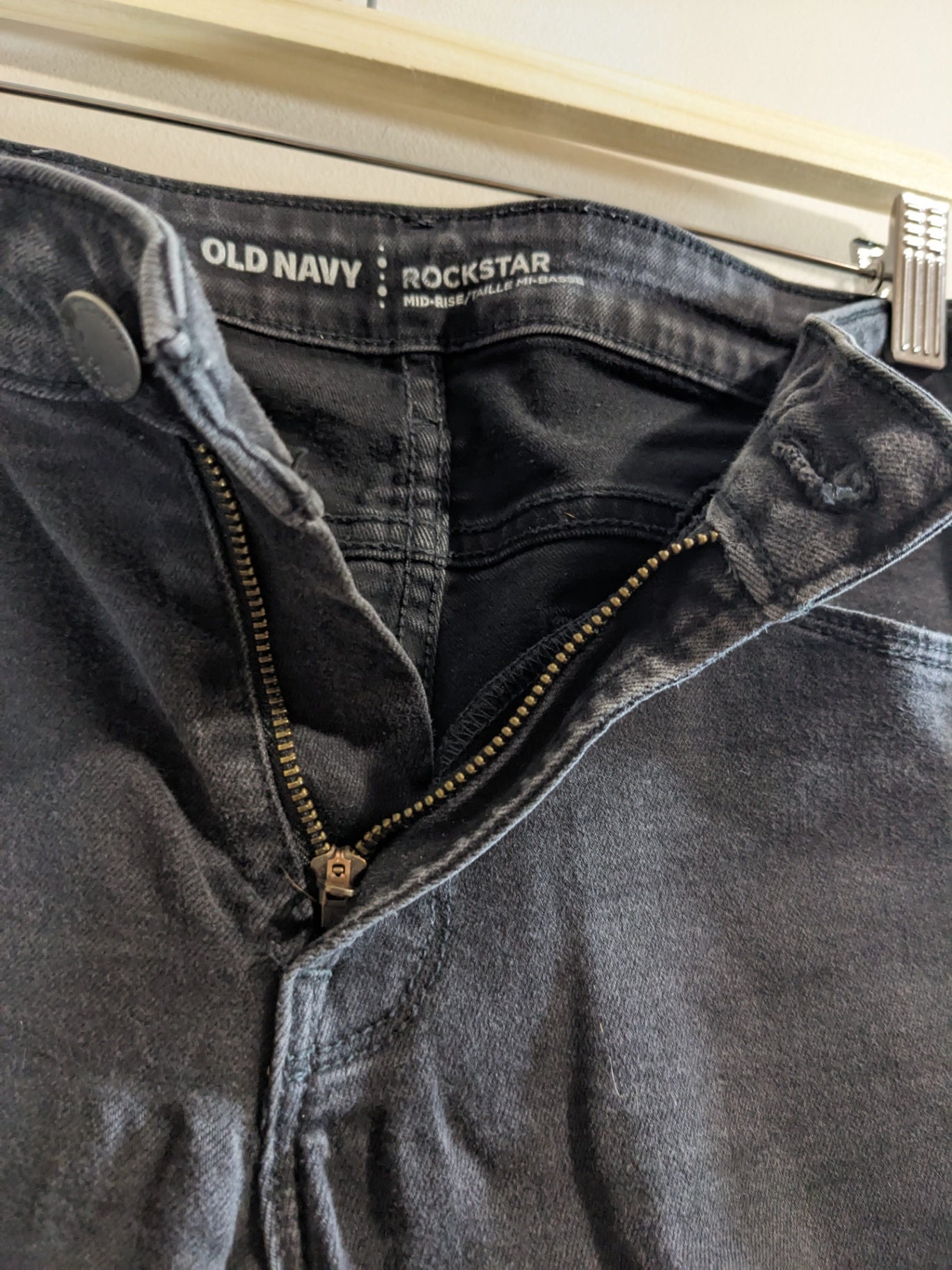 Old Navy distressed rockstar mid-rise jeans - SZ 8