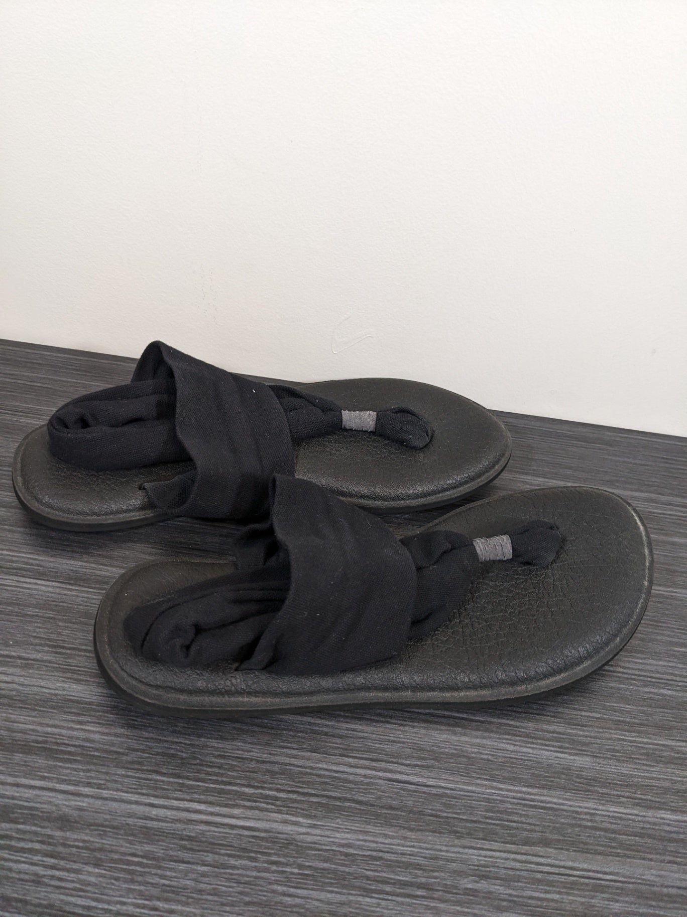 Sanuk Black Sandals Sz 7