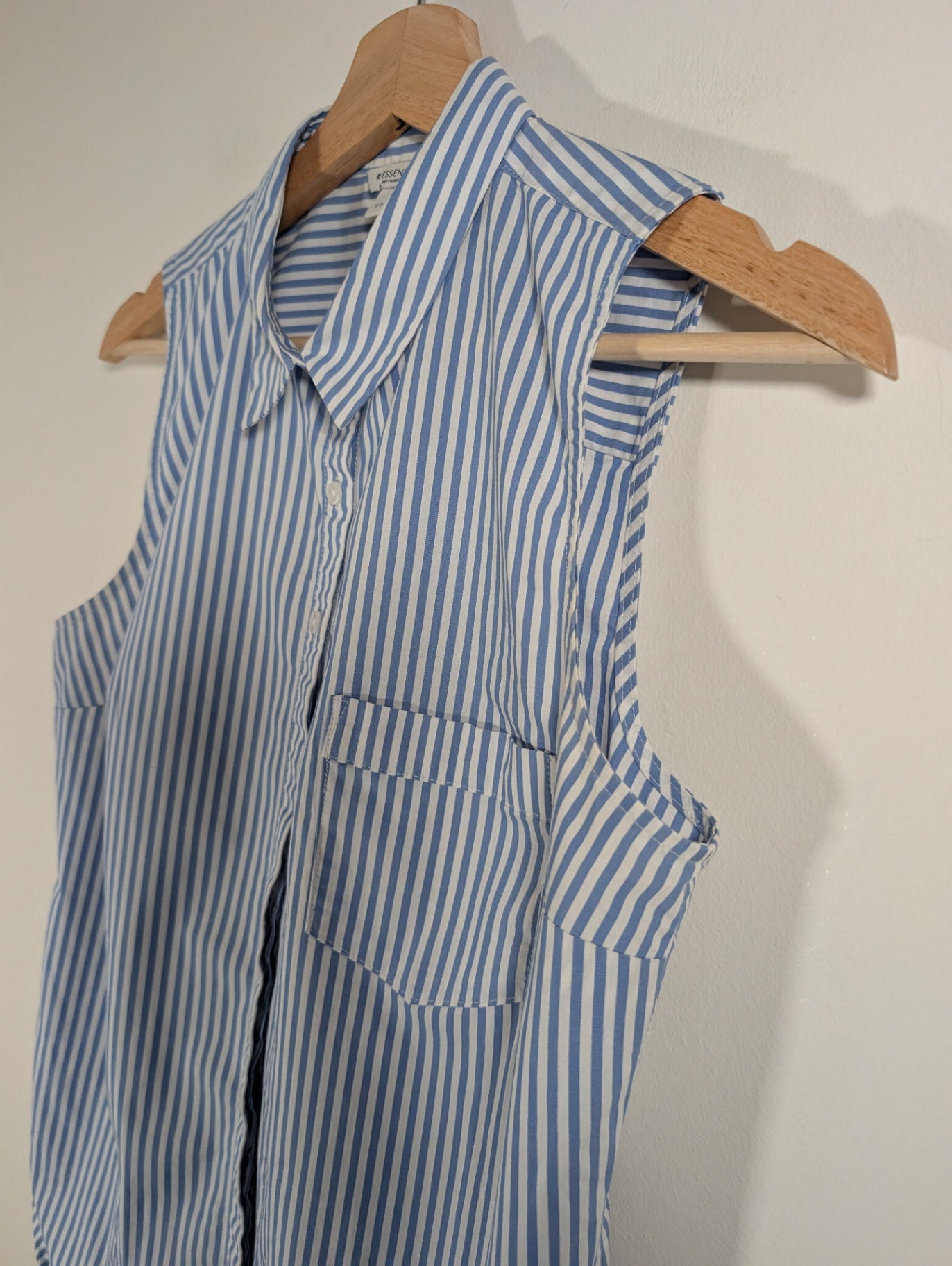 Reitmans striped sleeveless blouse - Small