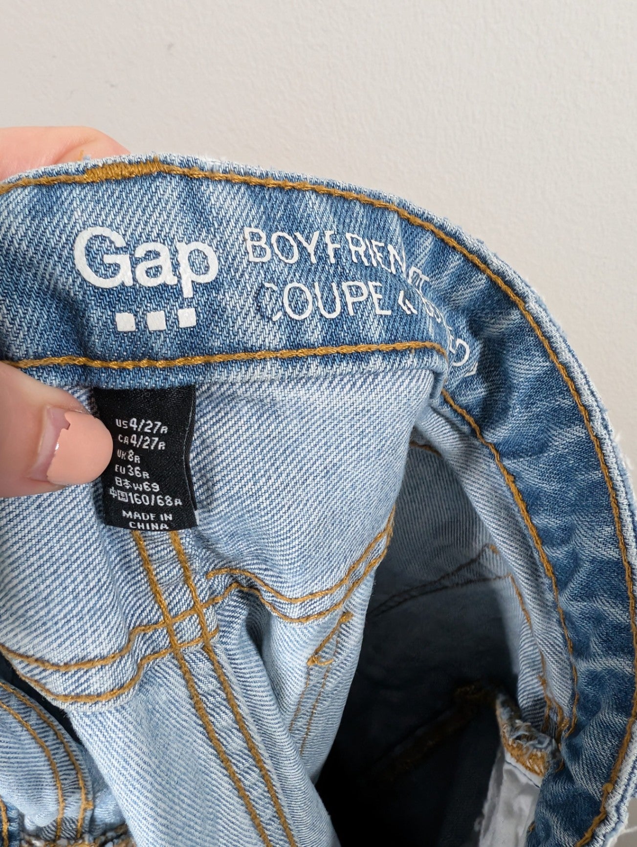 Gap boyfriend fit distressed jeans - SZ 4/27