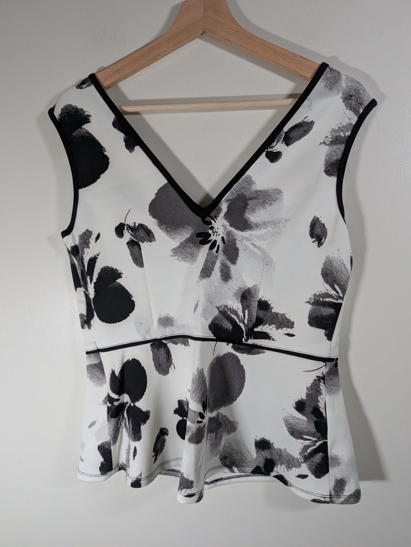 Le Château black floral peplum blouse - Medium