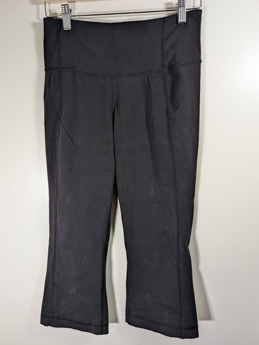 Lululemon capri leggings - SZ 8 (minor flaw)