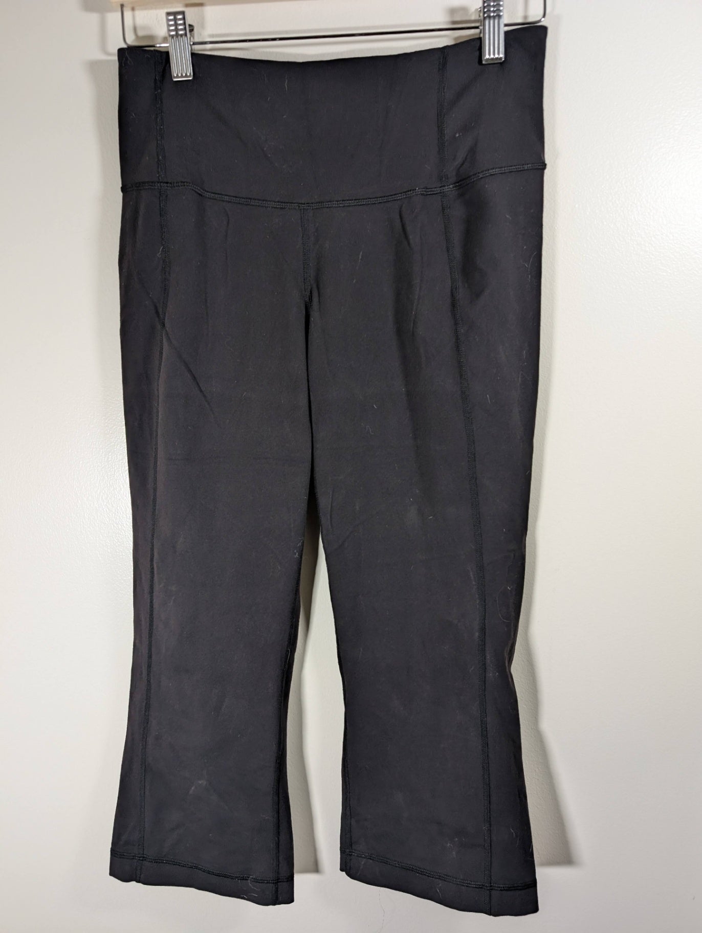 Lululemon capri leggings - SZ 8 (minor flaw)