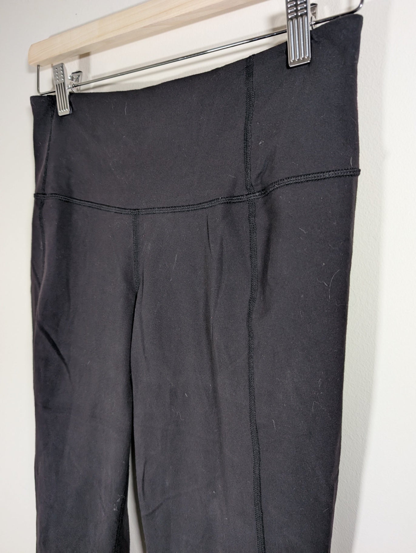 Lululemon capri leggings - SZ 8 (minor flaw)
