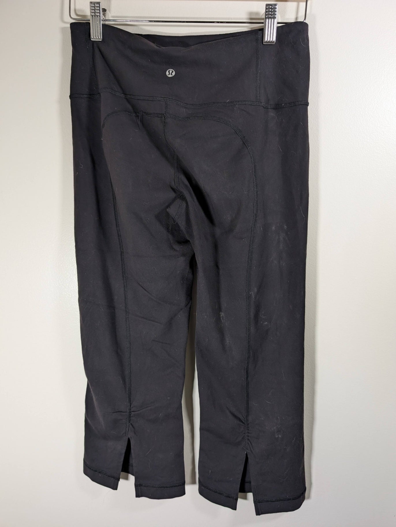 Lululemon capri leggings - SZ 8 (minor flaw)