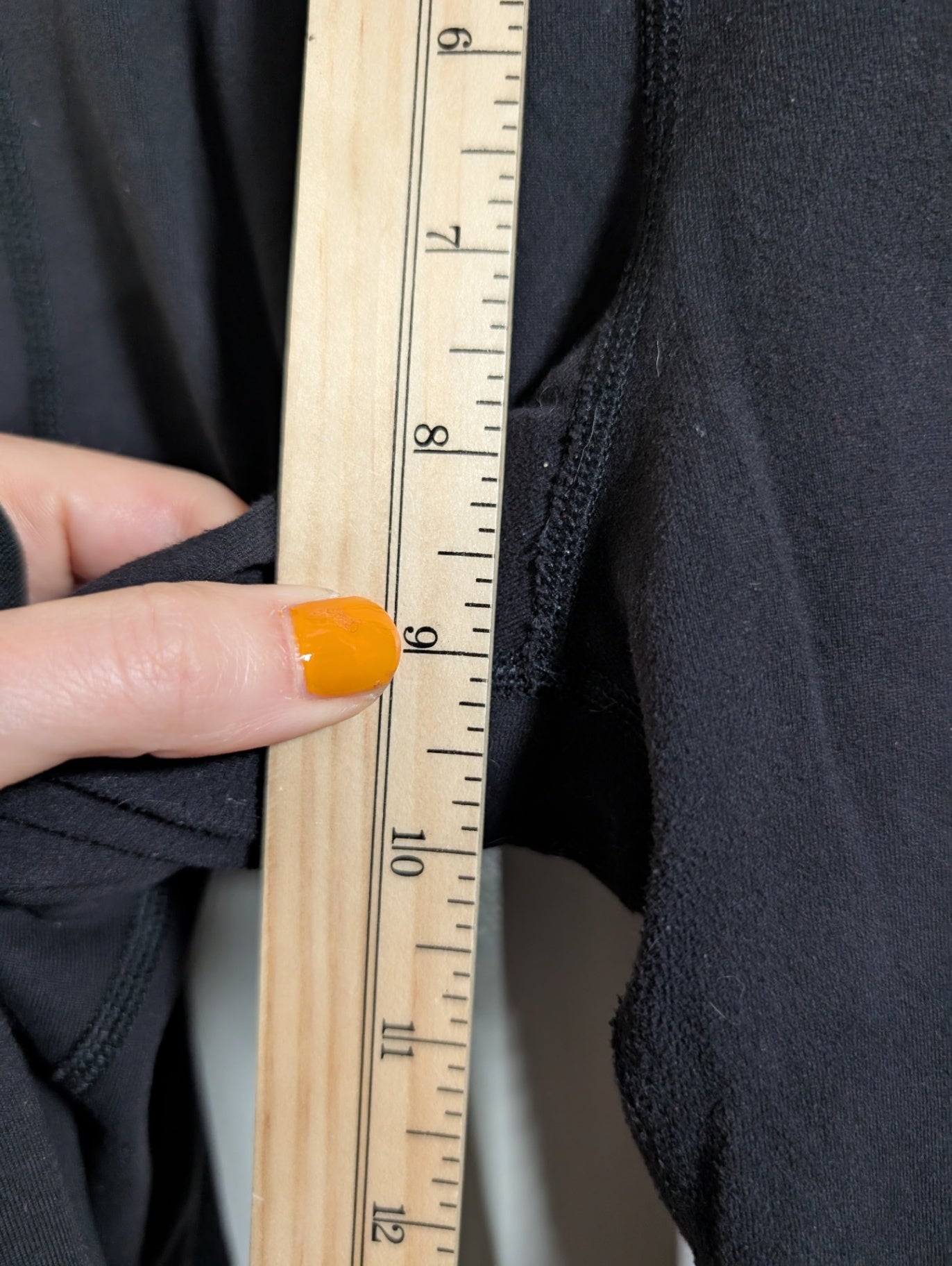 Lululemon capri leggings - SZ 8 (minor flaw)