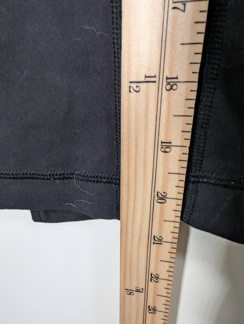 Lululemon capri leggings - SZ 8 (minor flaw)
