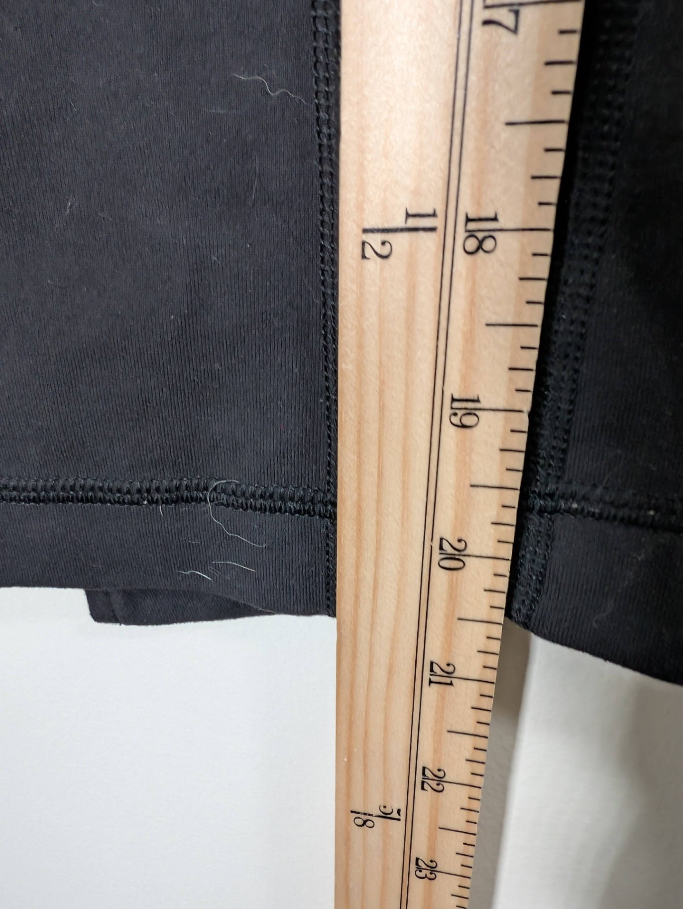 Lululemon capri leggings - SZ 8 (minor flaw)