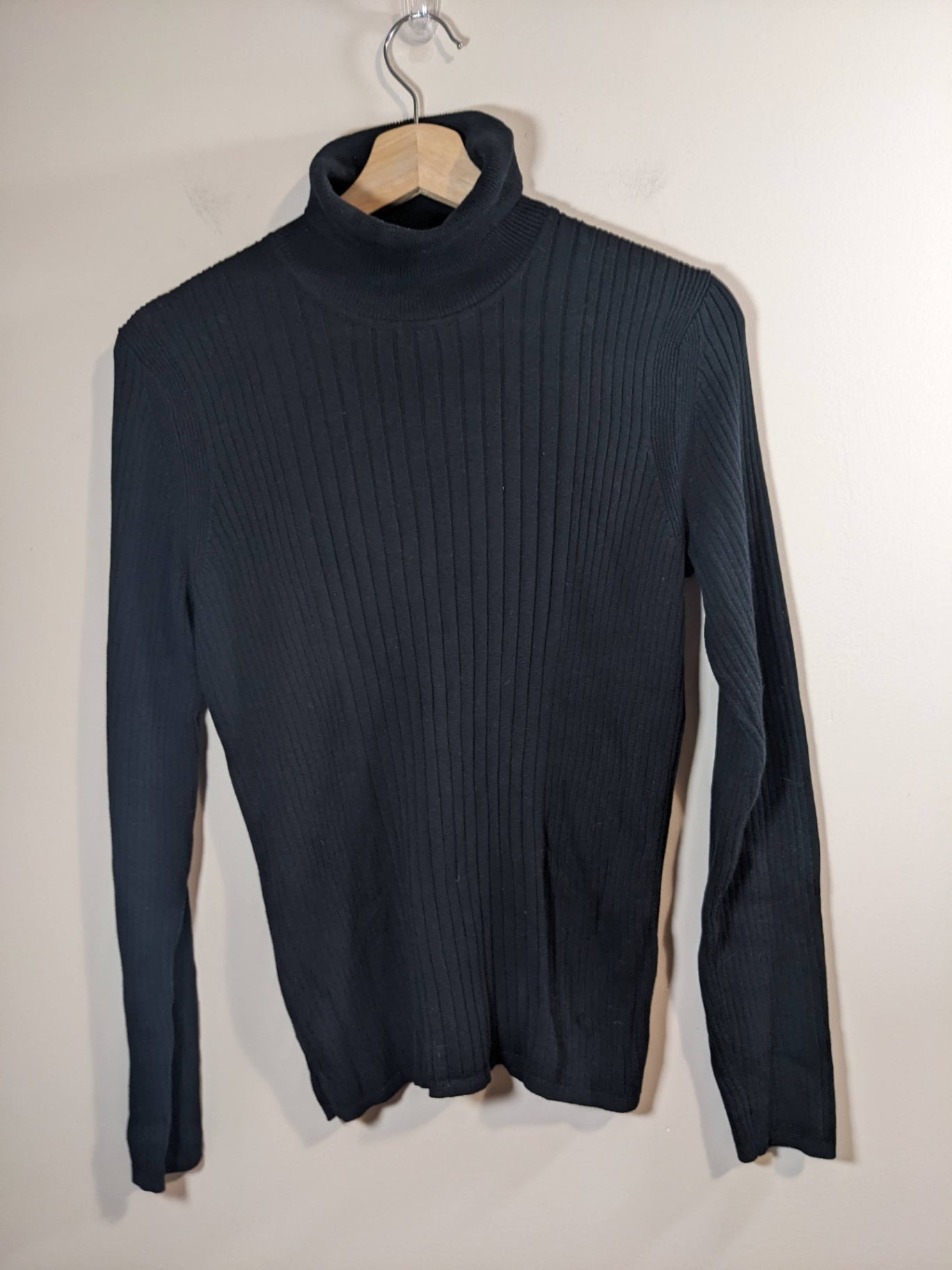 NORTHERN REFLECTIONS  black turtleneck- S