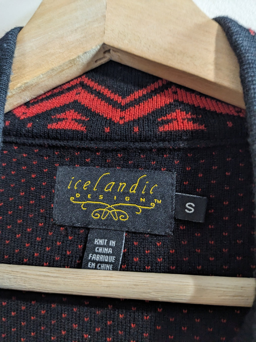 Icelandic wool red patterned zip up- S