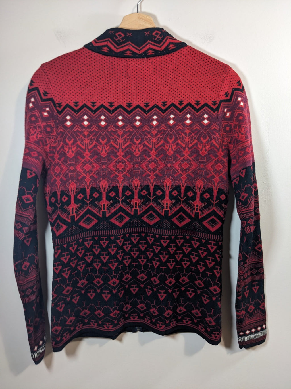 Icelandic wool red patterned zip up- S