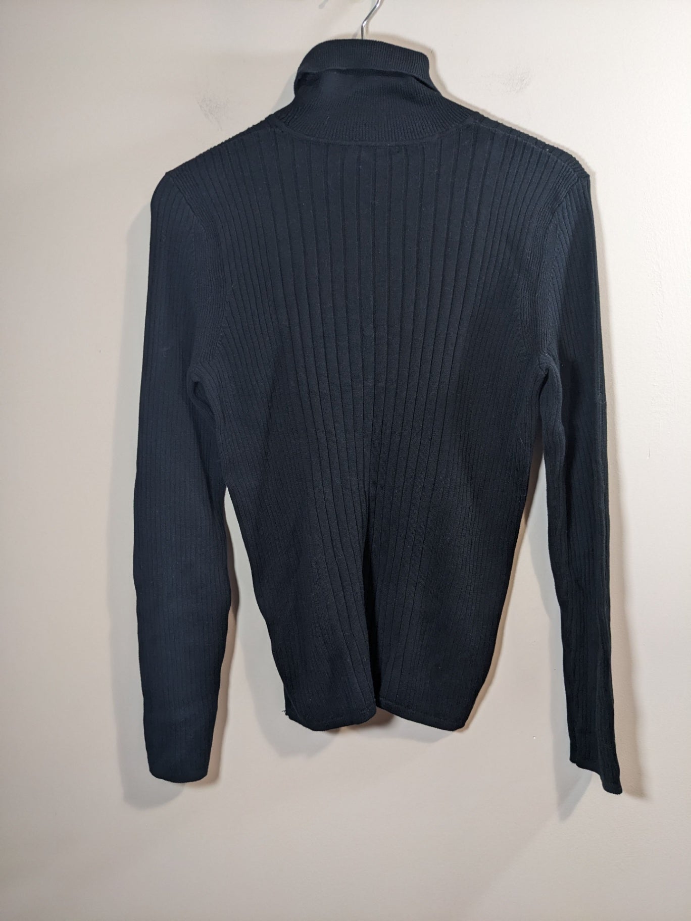 NORTHERN REFLECTIONS  black turtleneck- S