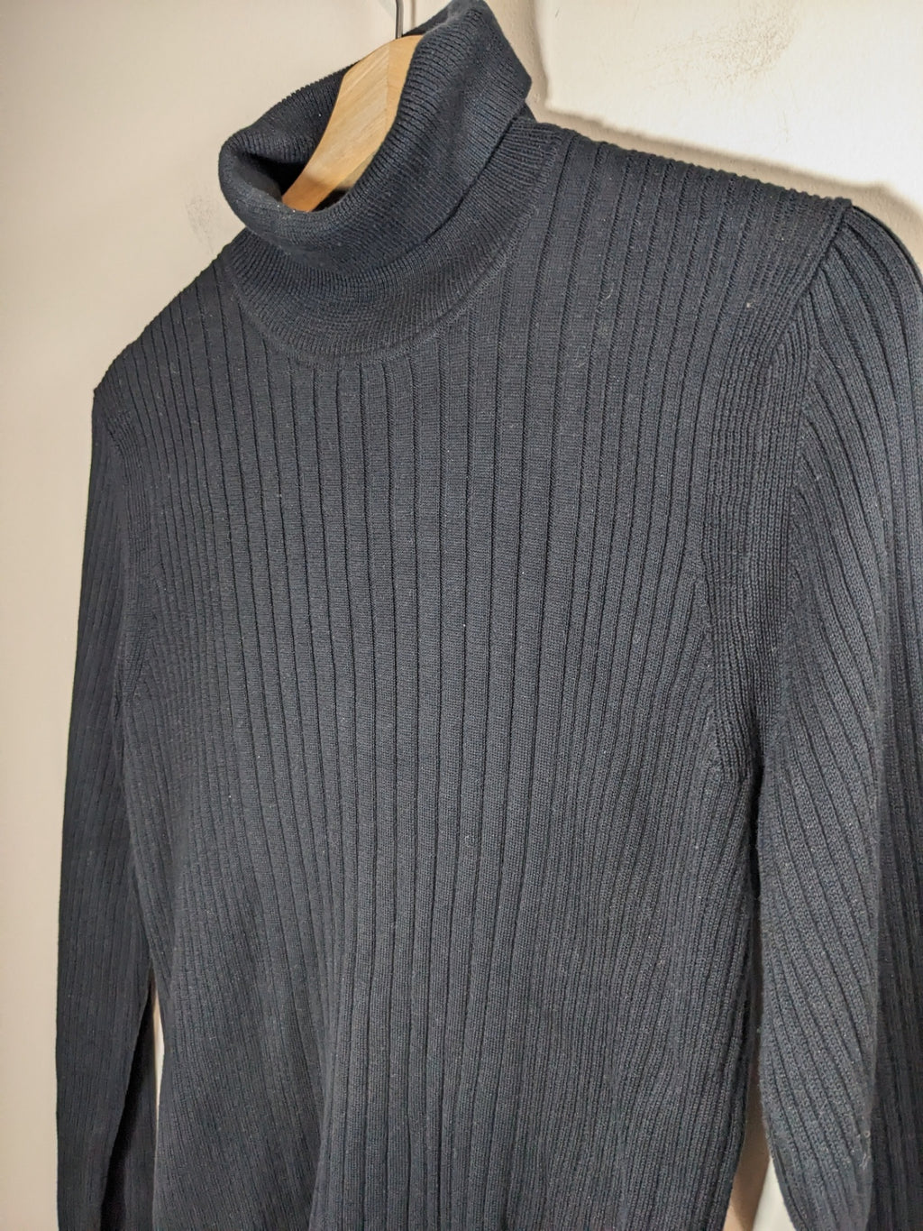 NORTHERN REFLECTIONS  black turtleneck- S