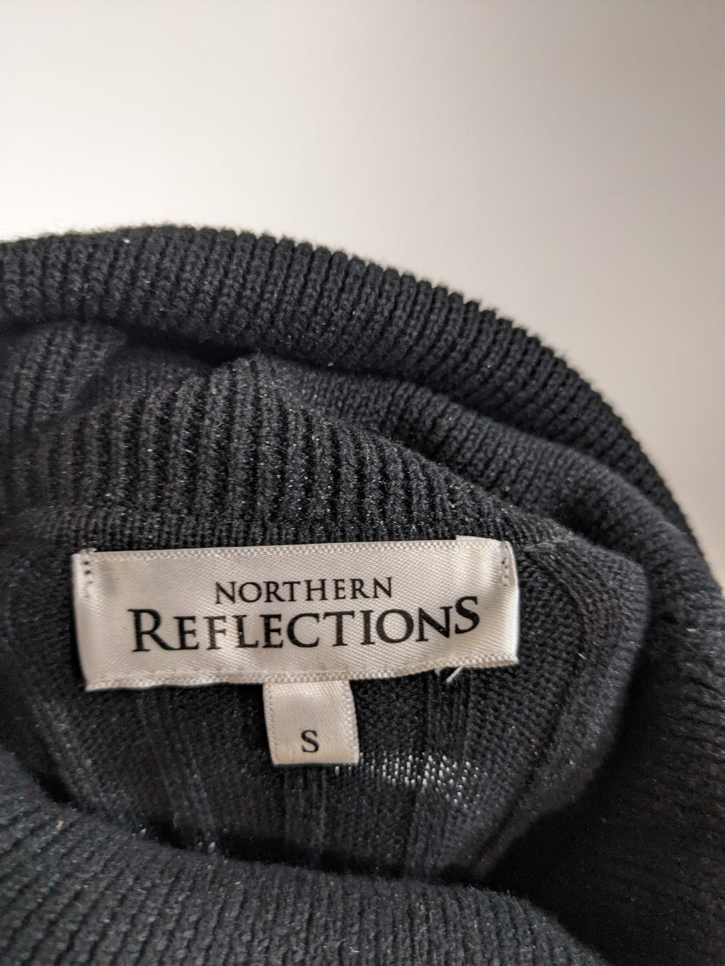 NORTHERN REFLECTIONS  black turtleneck- S