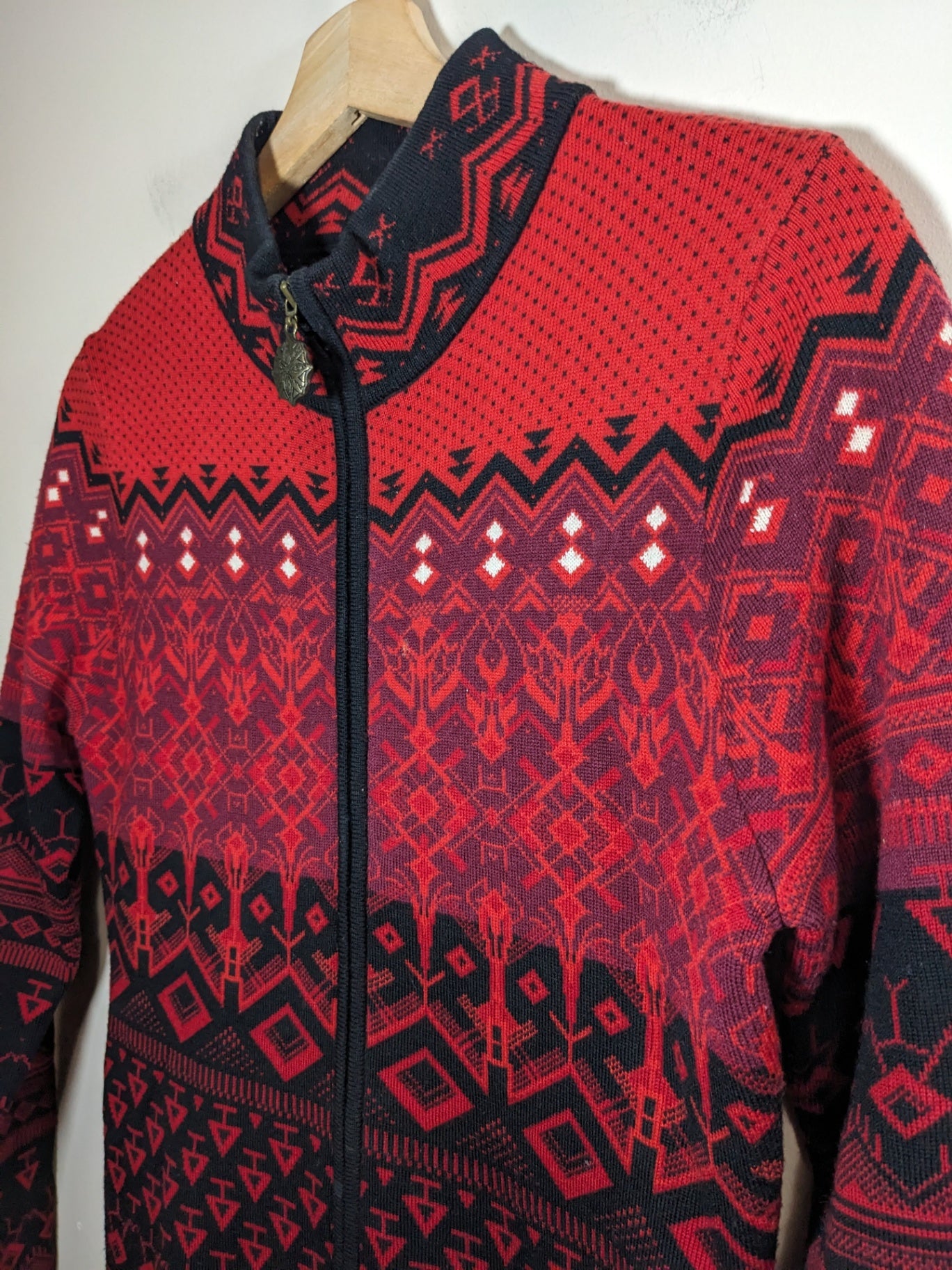 Icelandic wool red patterned zip up- S