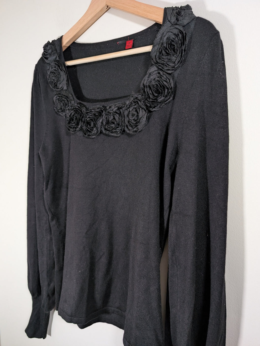 No label black flower neckline sweater - Medium