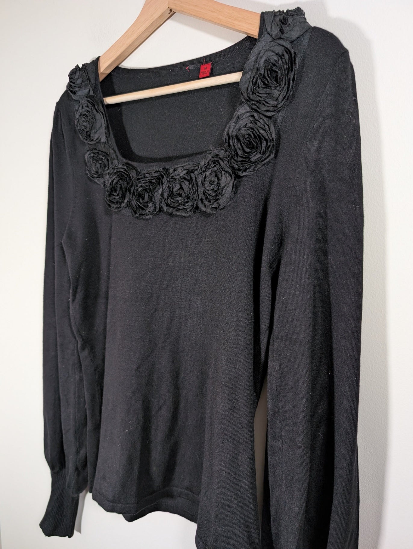 No label black flower neckline sweater - Medium
