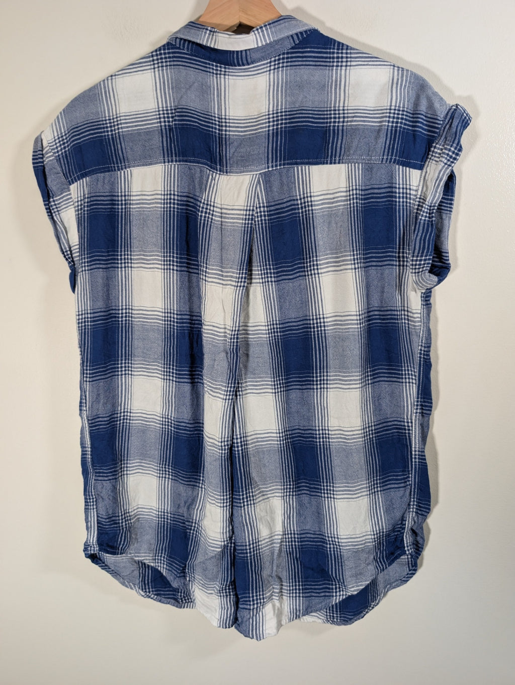 Jachs Girlfriend blue plaid tee - Large