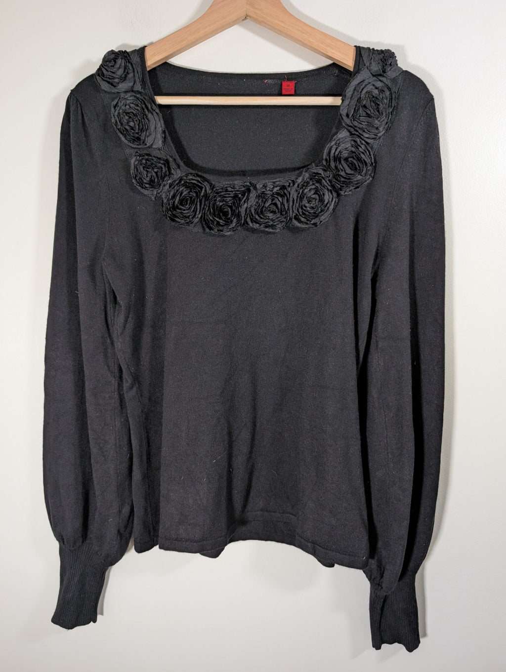 No label black flower neckline sweater - Medium