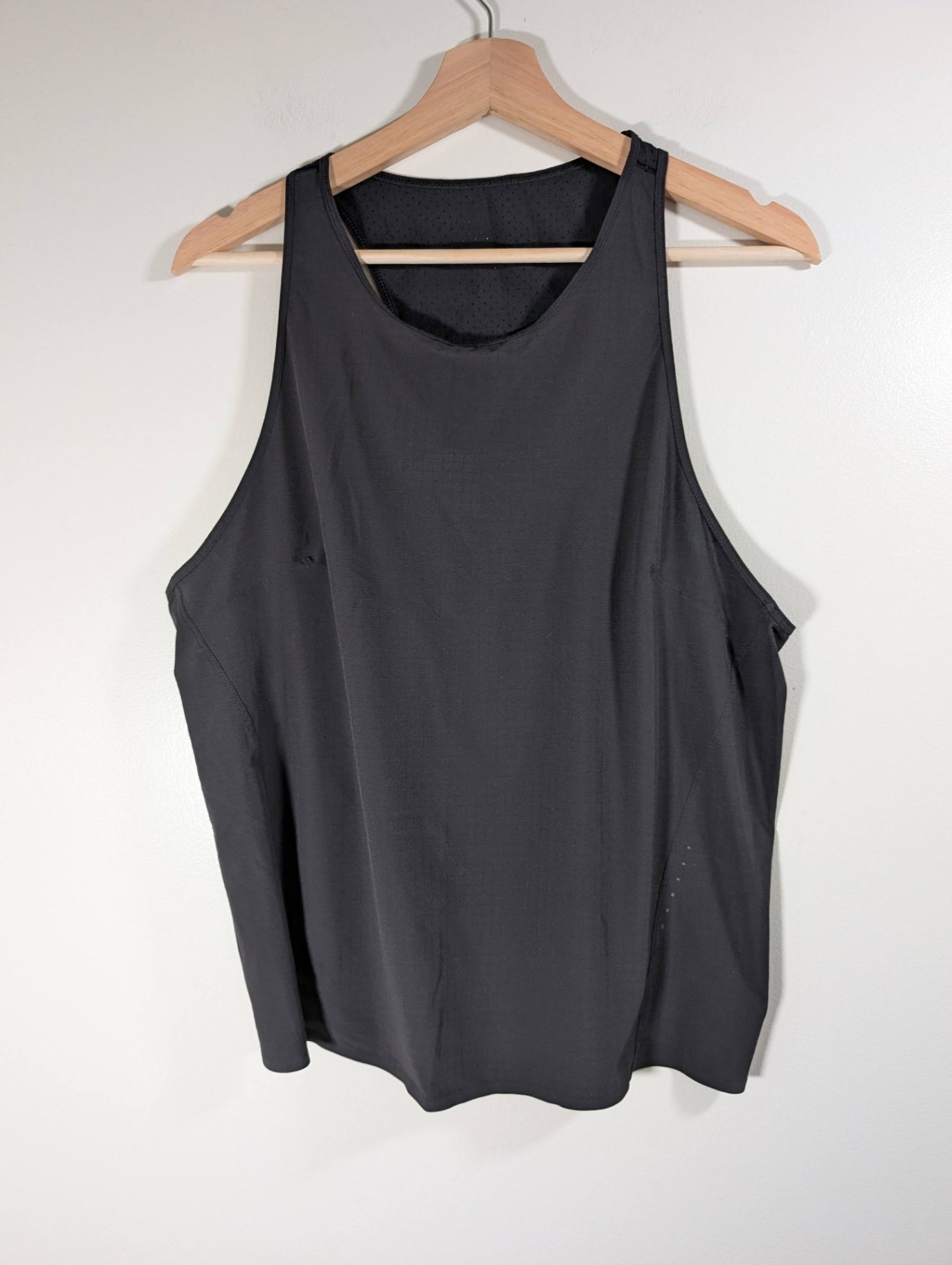 Lululemon black tank - appears 8/10