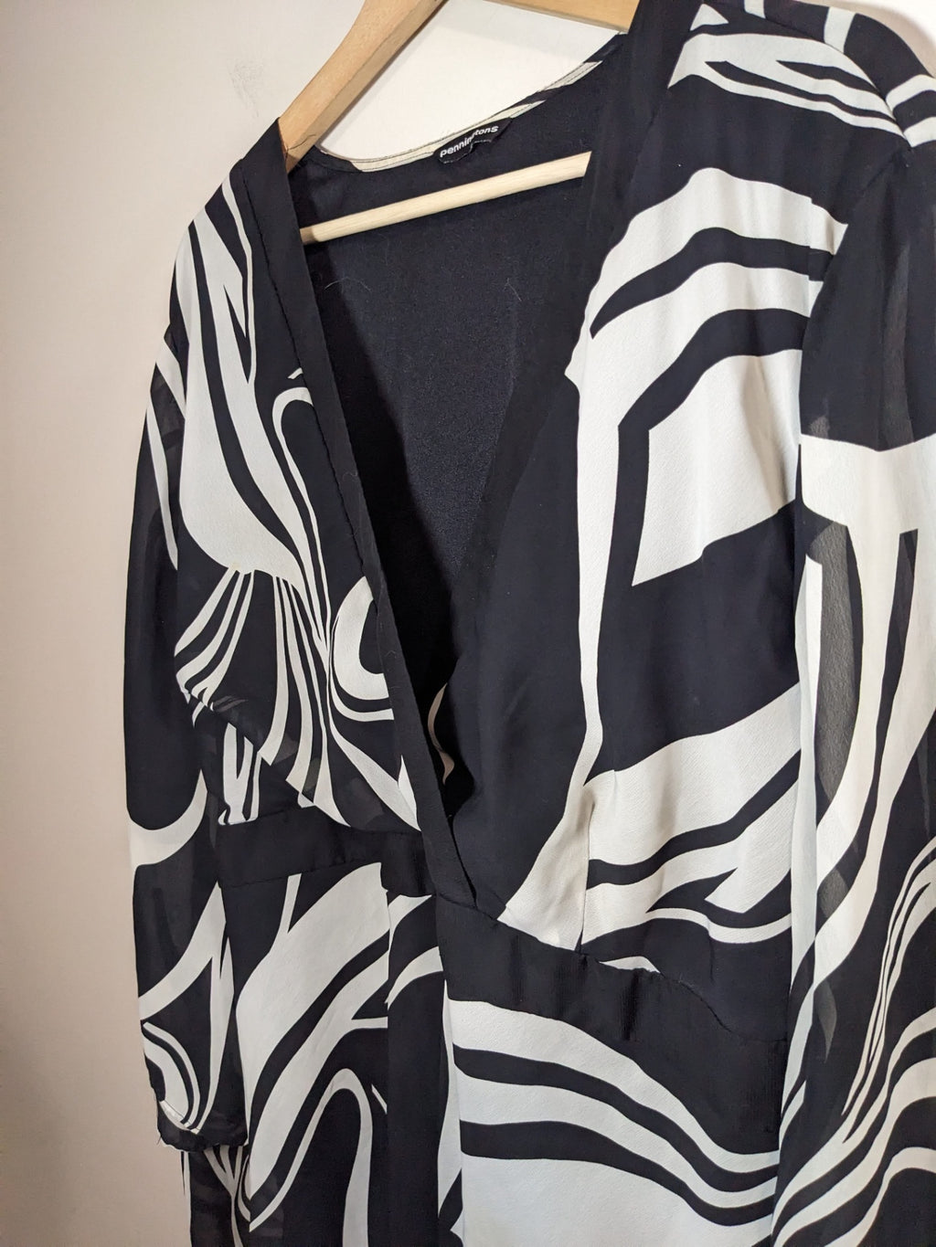 Penningtons black & white blouse - 28