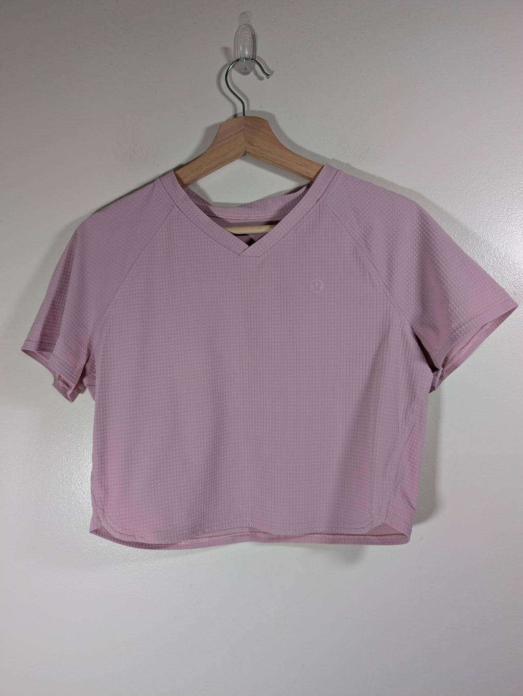 Lululemon pink crop tee - appears 8/10