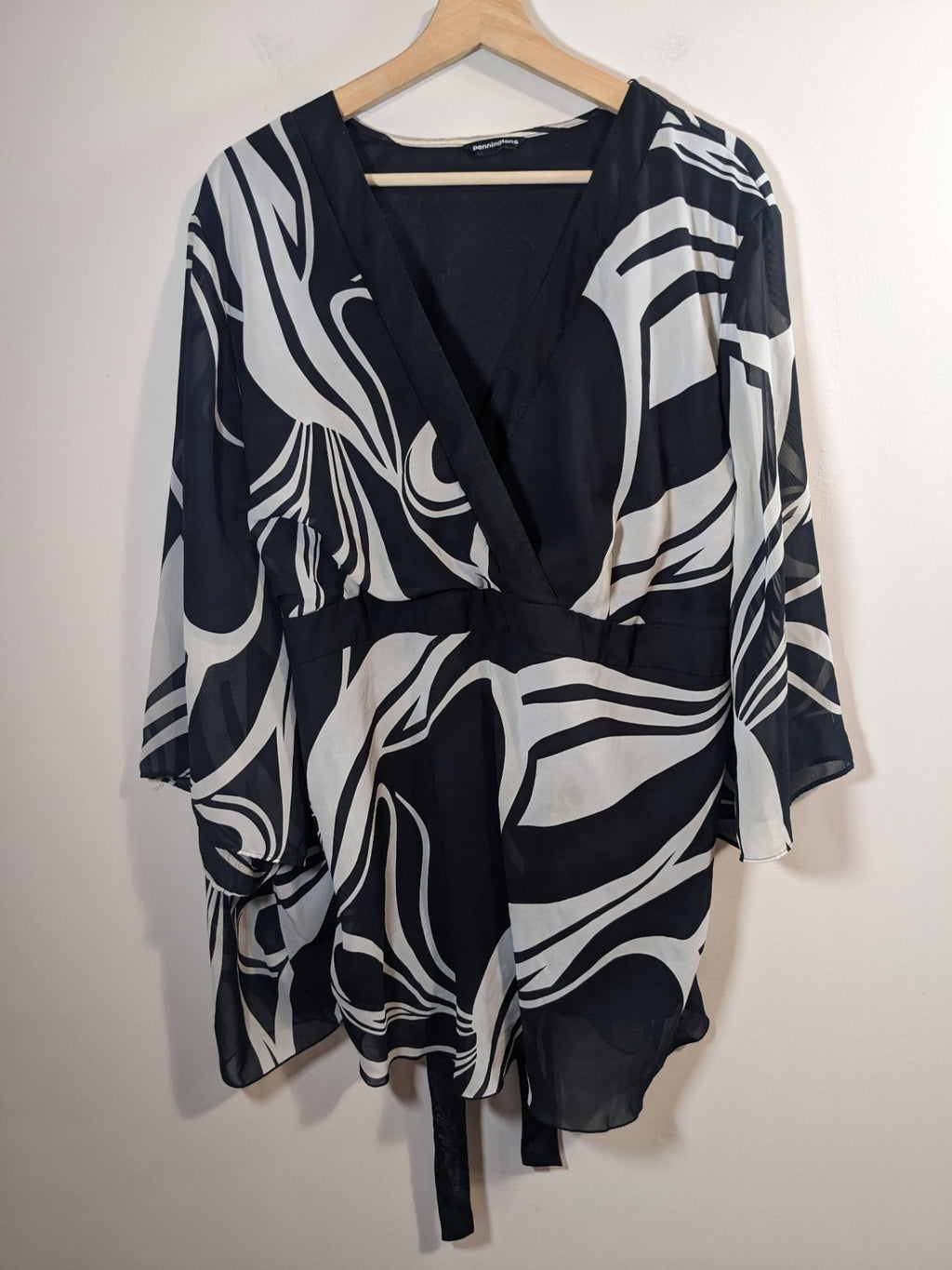 Penningtons black & white blouse - 28