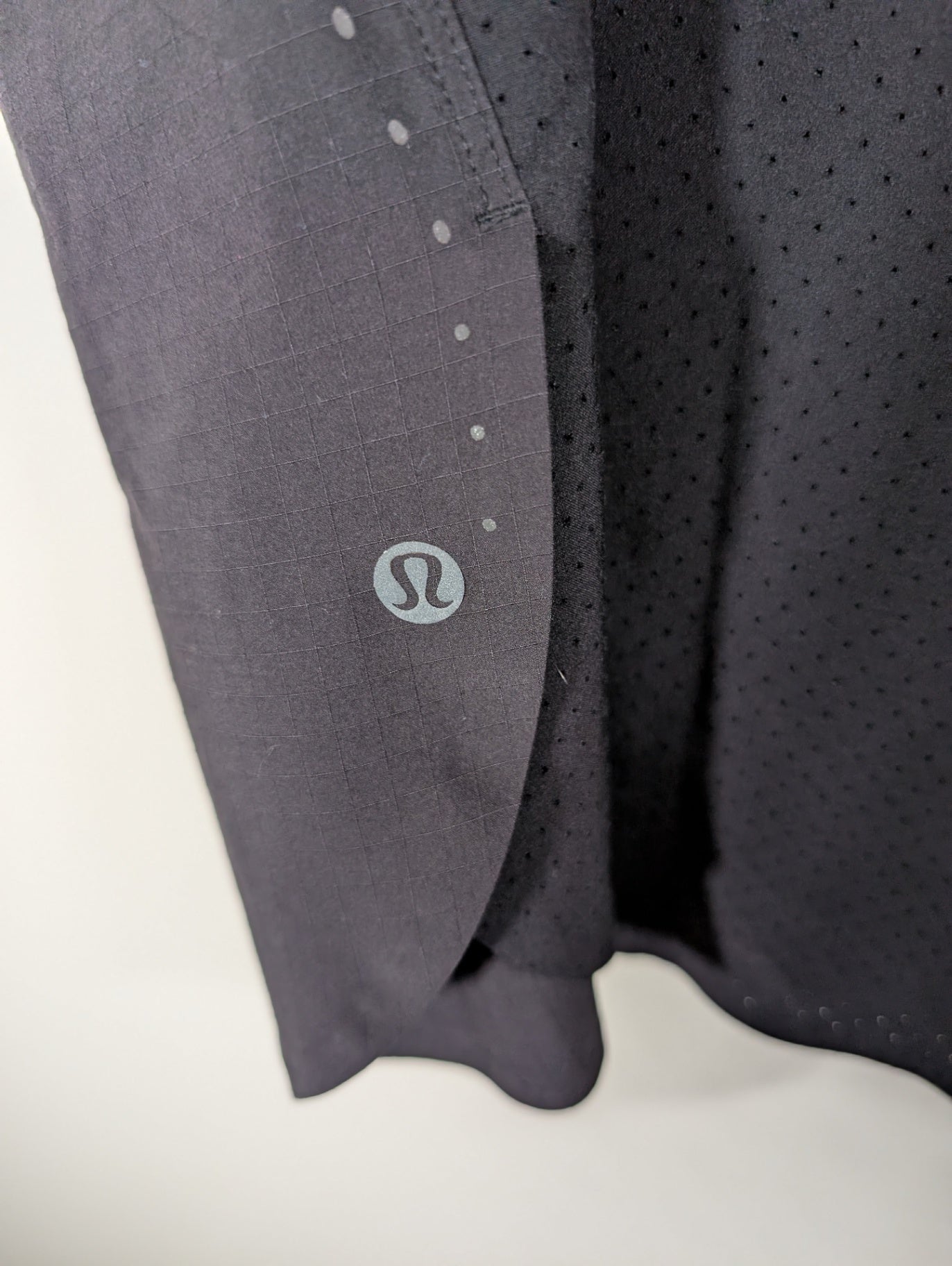 Lululemon black tank - appears 8/10