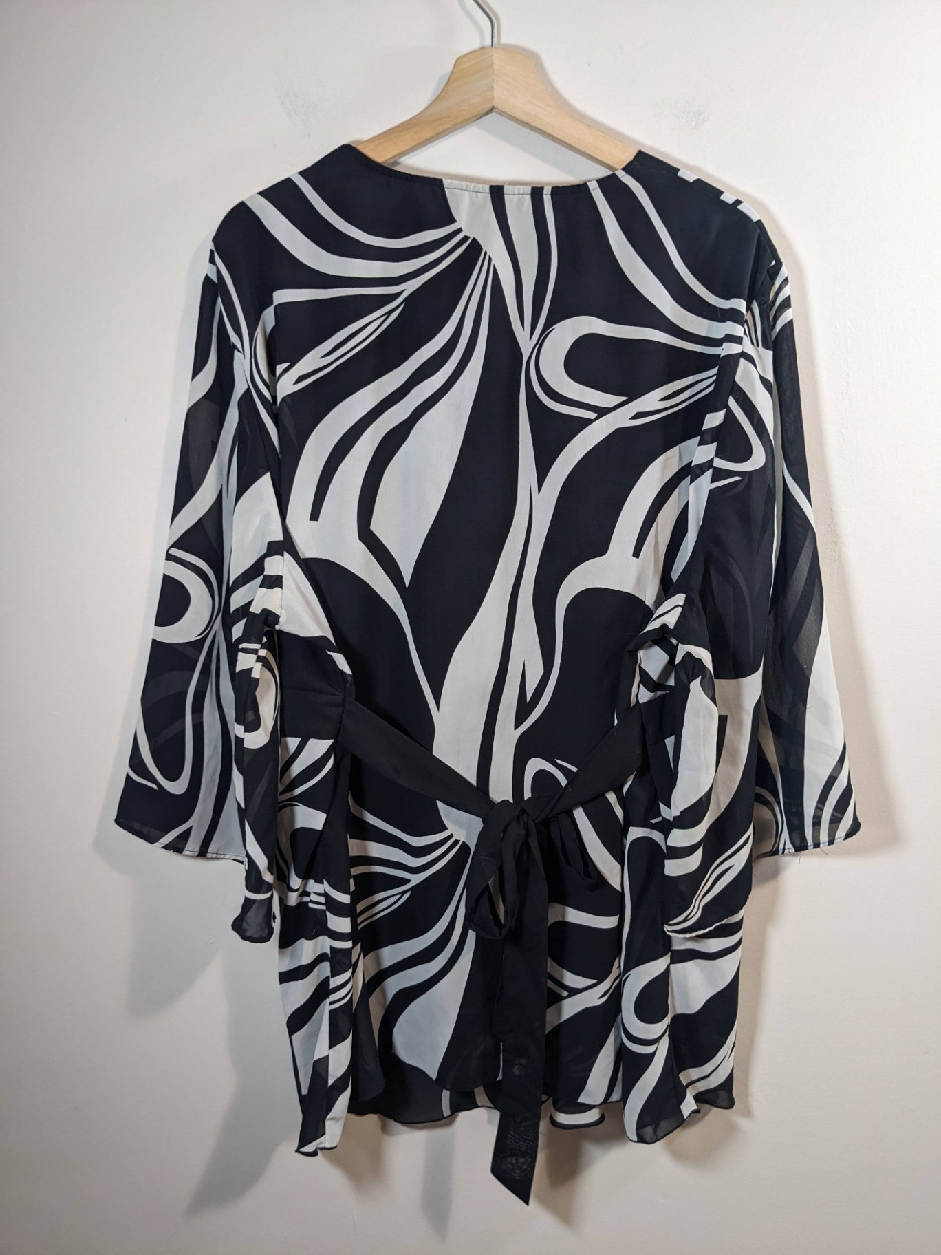 Penningtons black & white blouse - 28