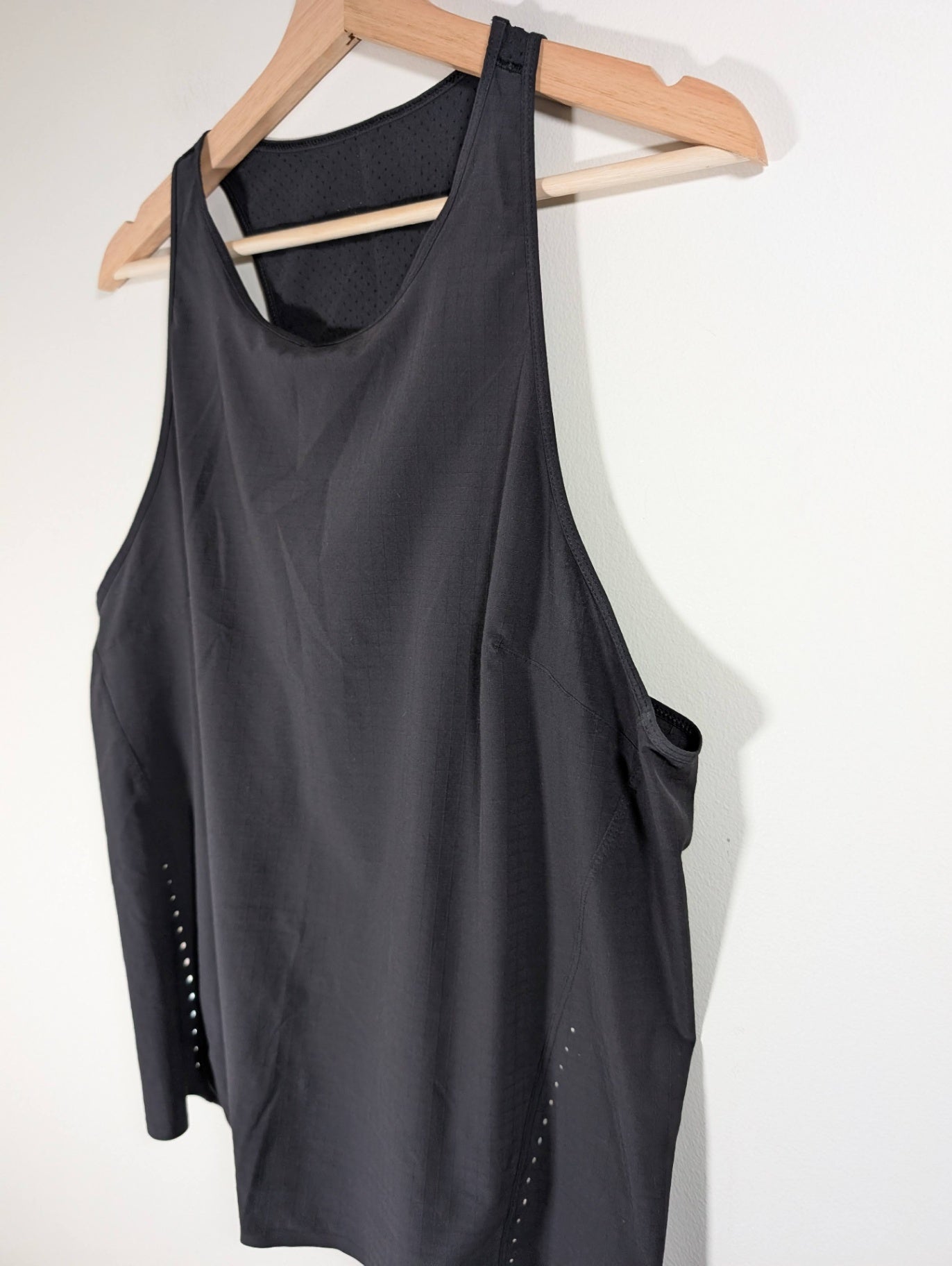 Lululemon black tank - appears 8/10