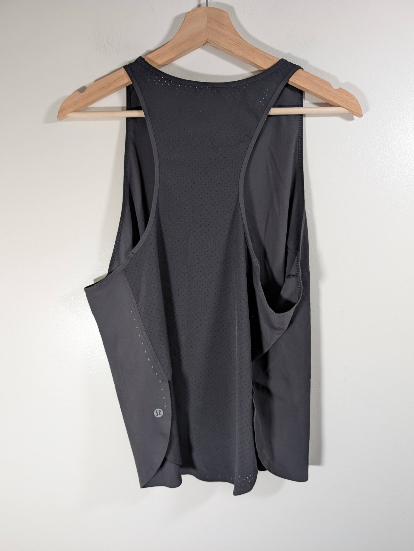 Lululemon black tank - appears 8/10