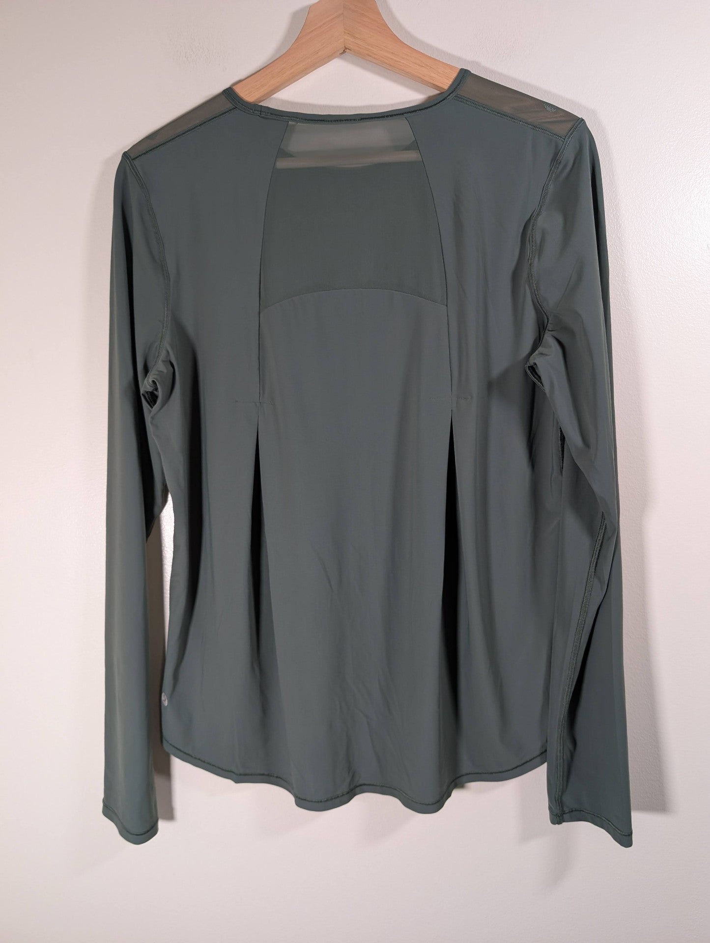 Lululemon green long-sleeve - appears 8/10