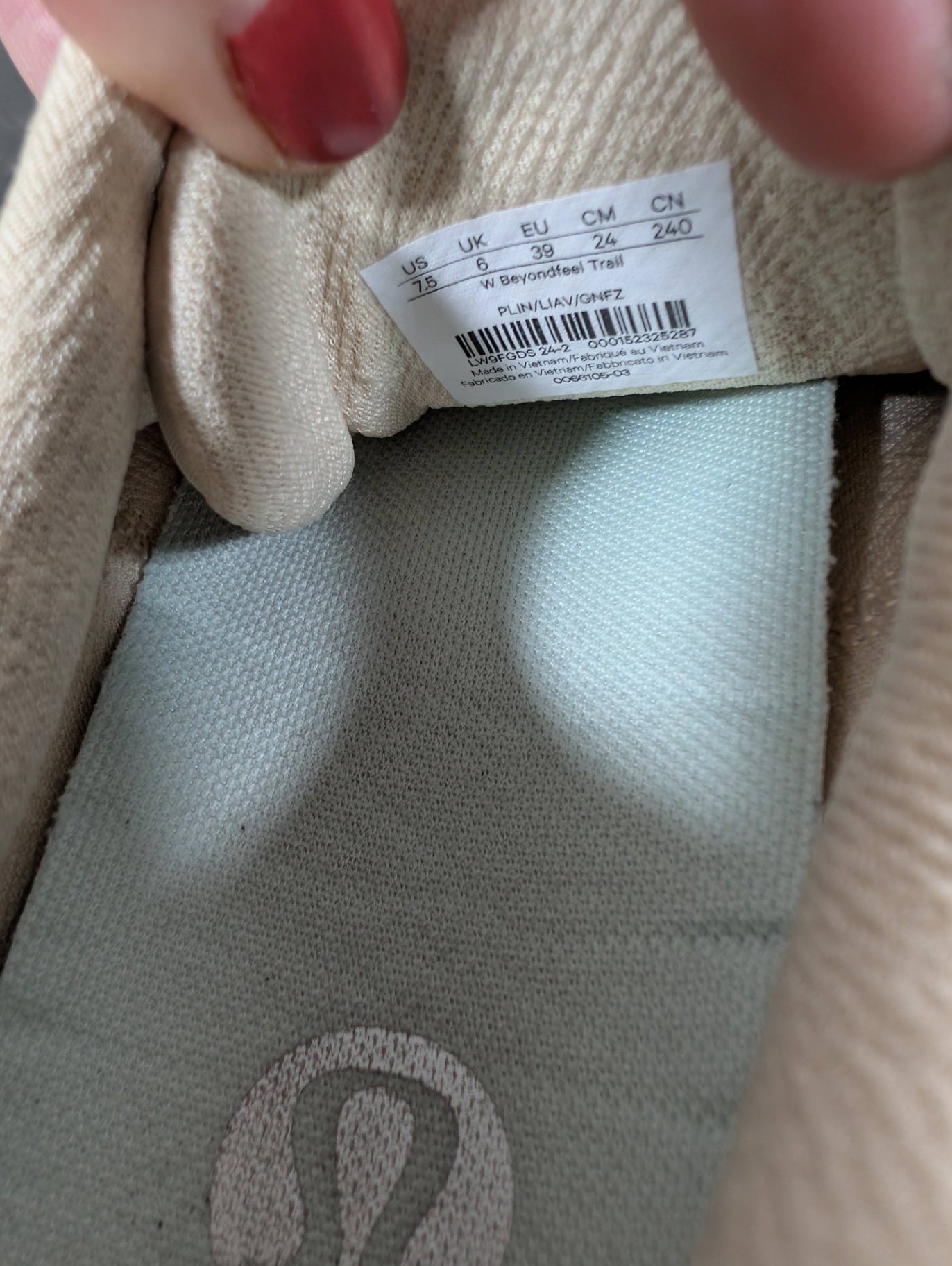 Lululemon beyond free trailrunning shoe - SZ 7.5