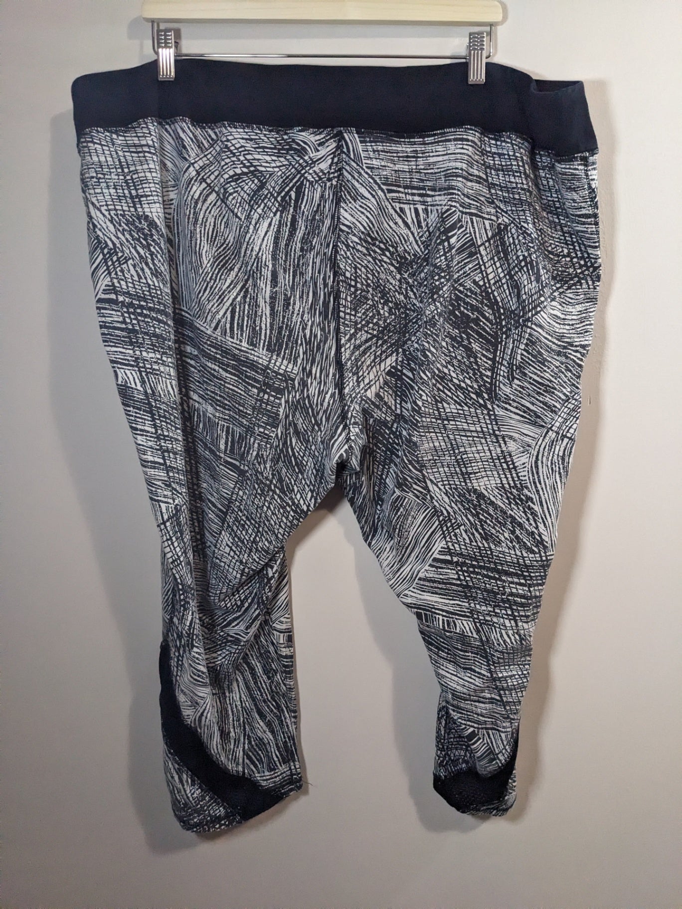 Active Zone Capri Leggings - 4XL