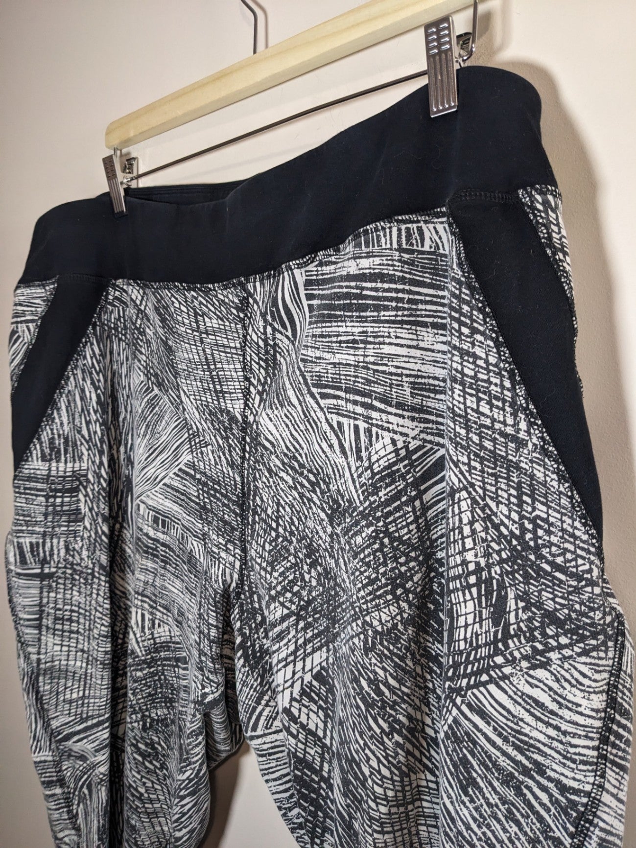 Active Zone Capri Leggings - 4XL