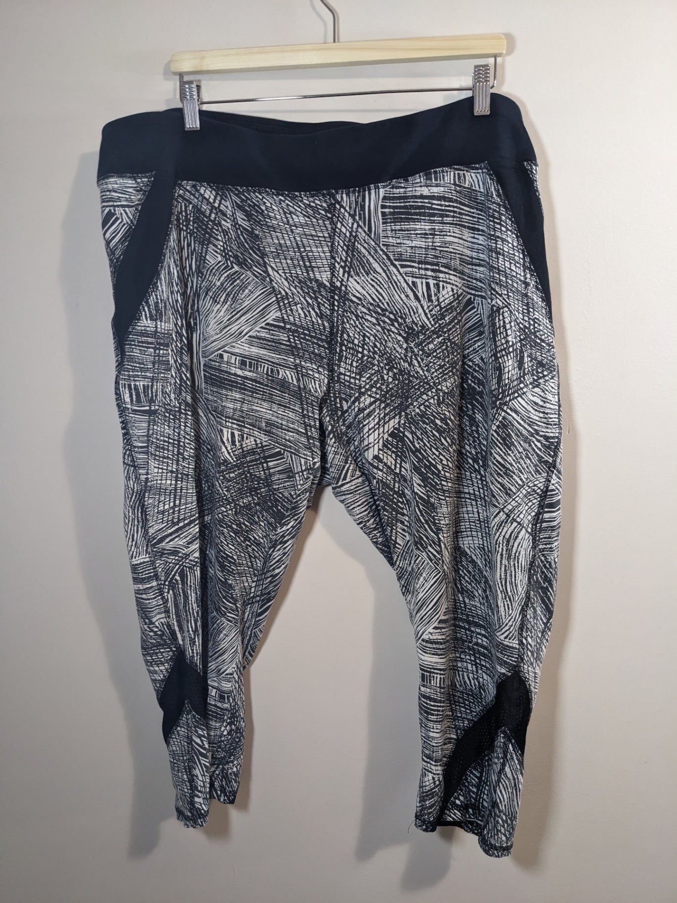 Active Zone Capri Leggings - 4XL