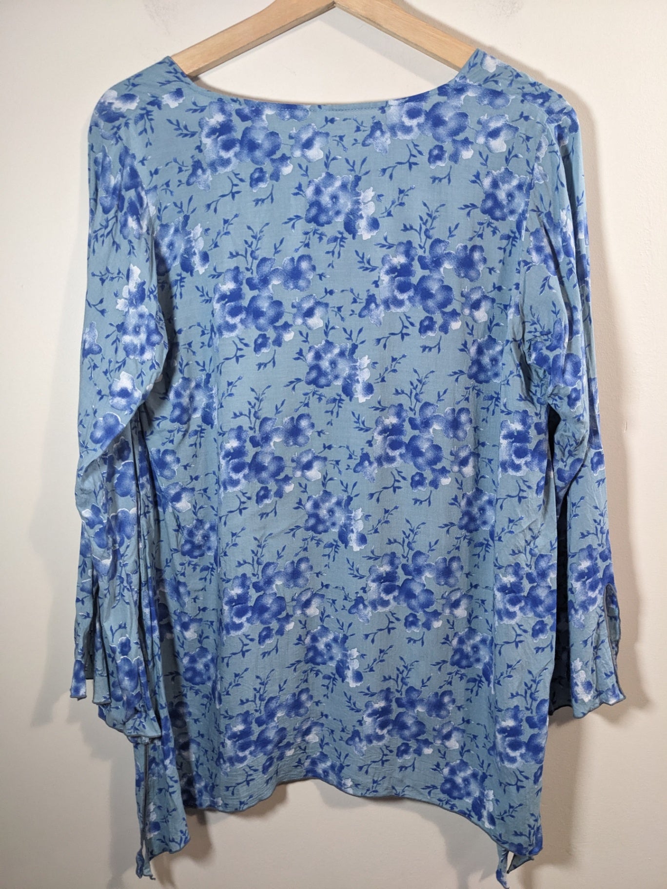 Blue Sky blue floral blouse - M