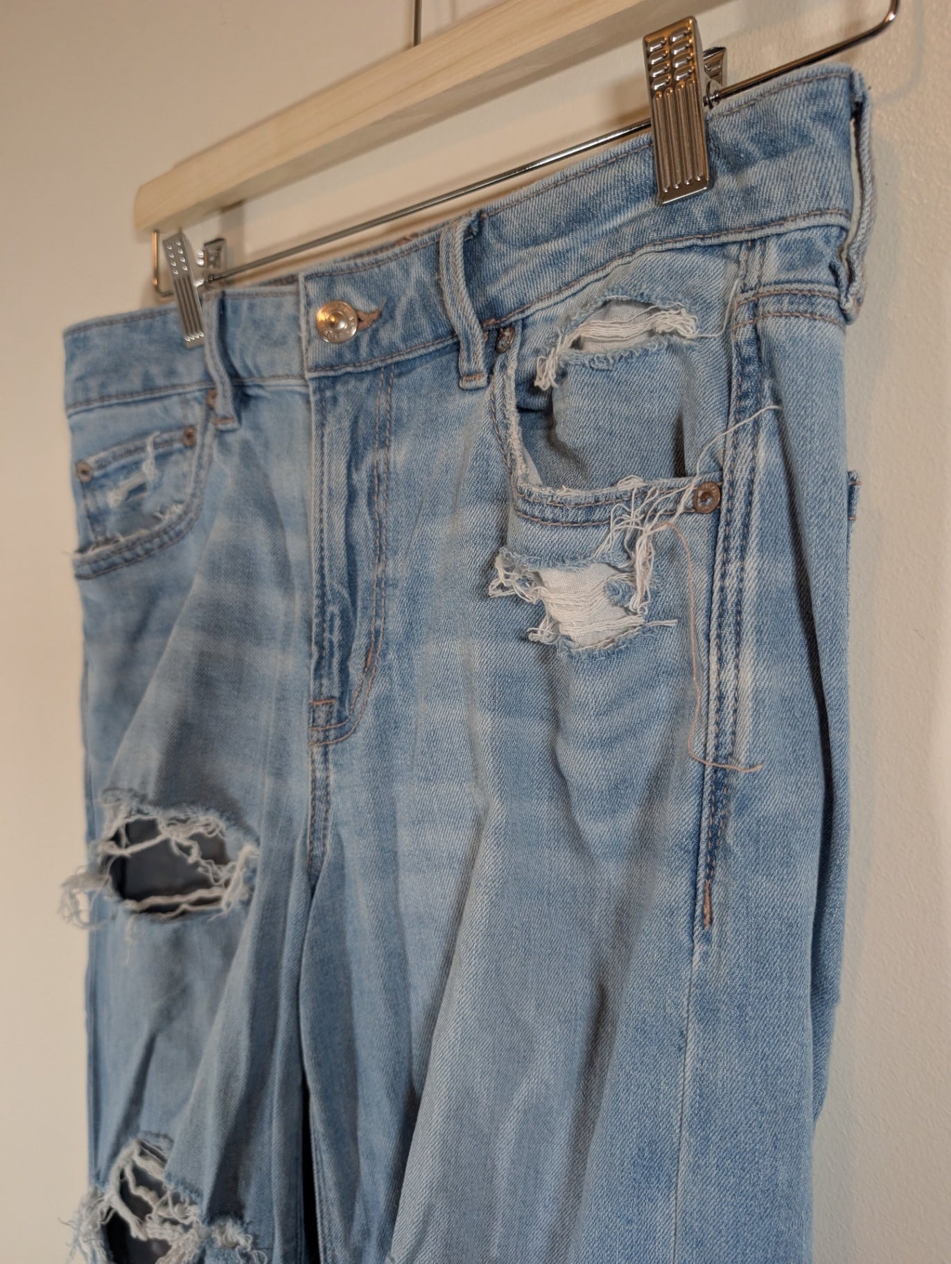 American Eagle distressed jeans -  SZ 4