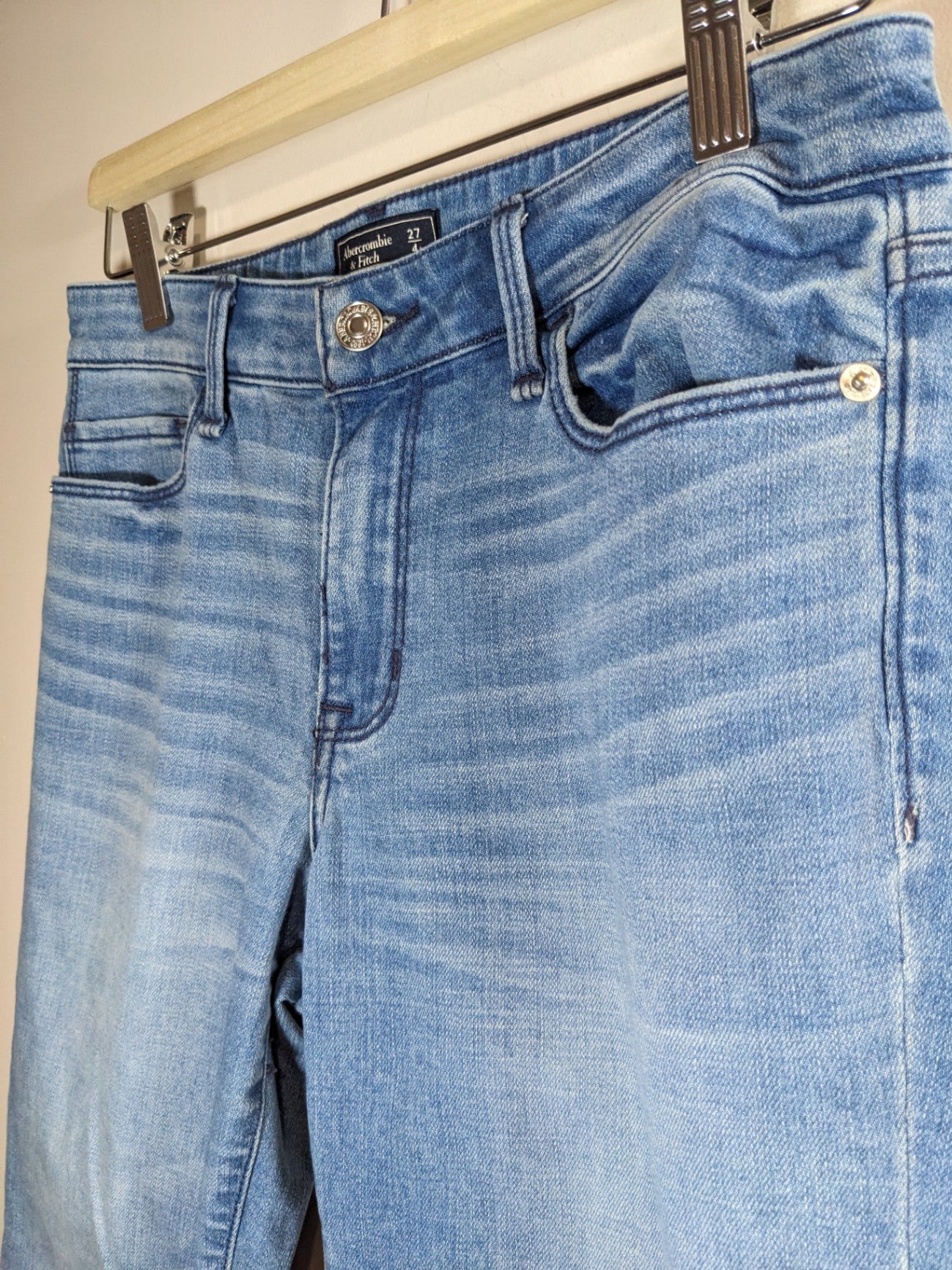 Abercrombie & Fitch Medium Wash Jeans - sz 27