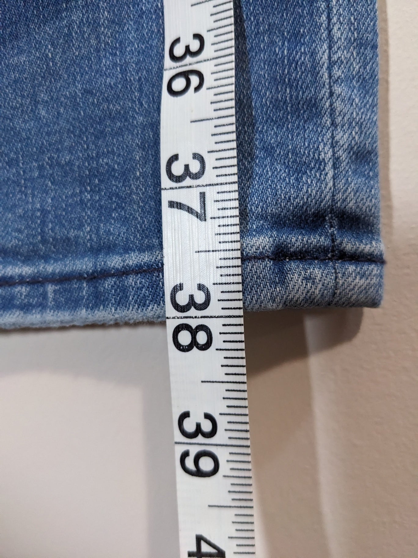 Abercrombie & Fitch Medium Wash Jeans - sz 27