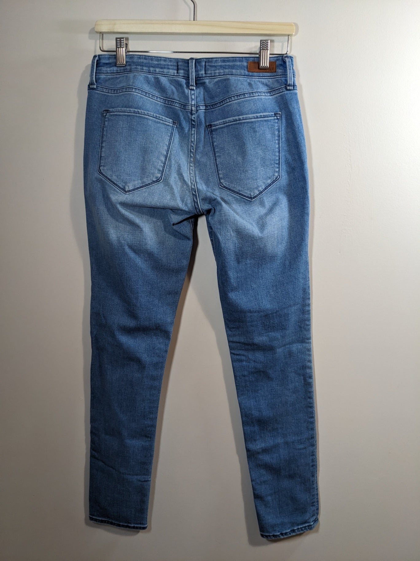 Abercrombie & Fitch Medium Wash Jeans - sz 27