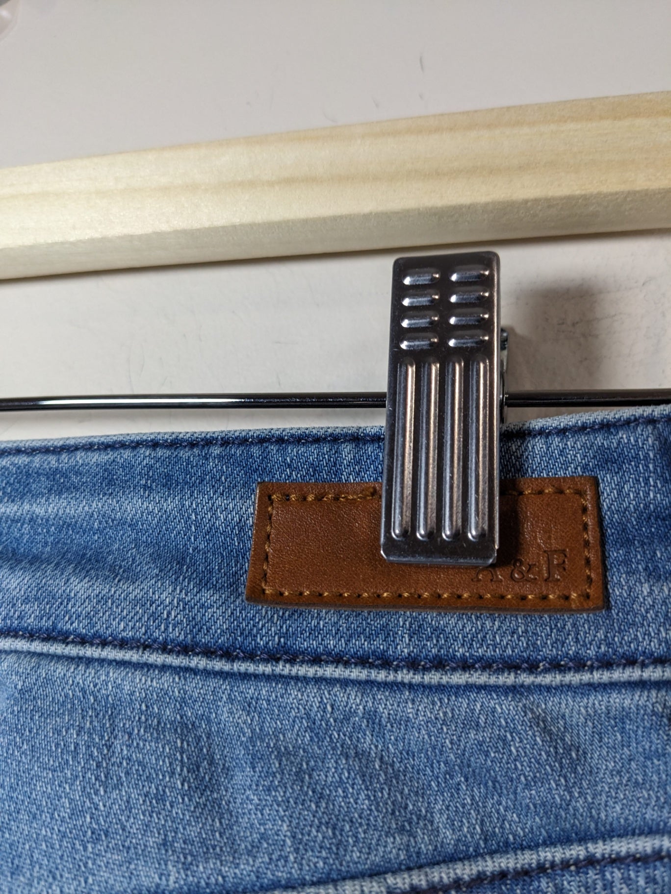 Abercrombie & Fitch Medium Wash Jeans - sz 27